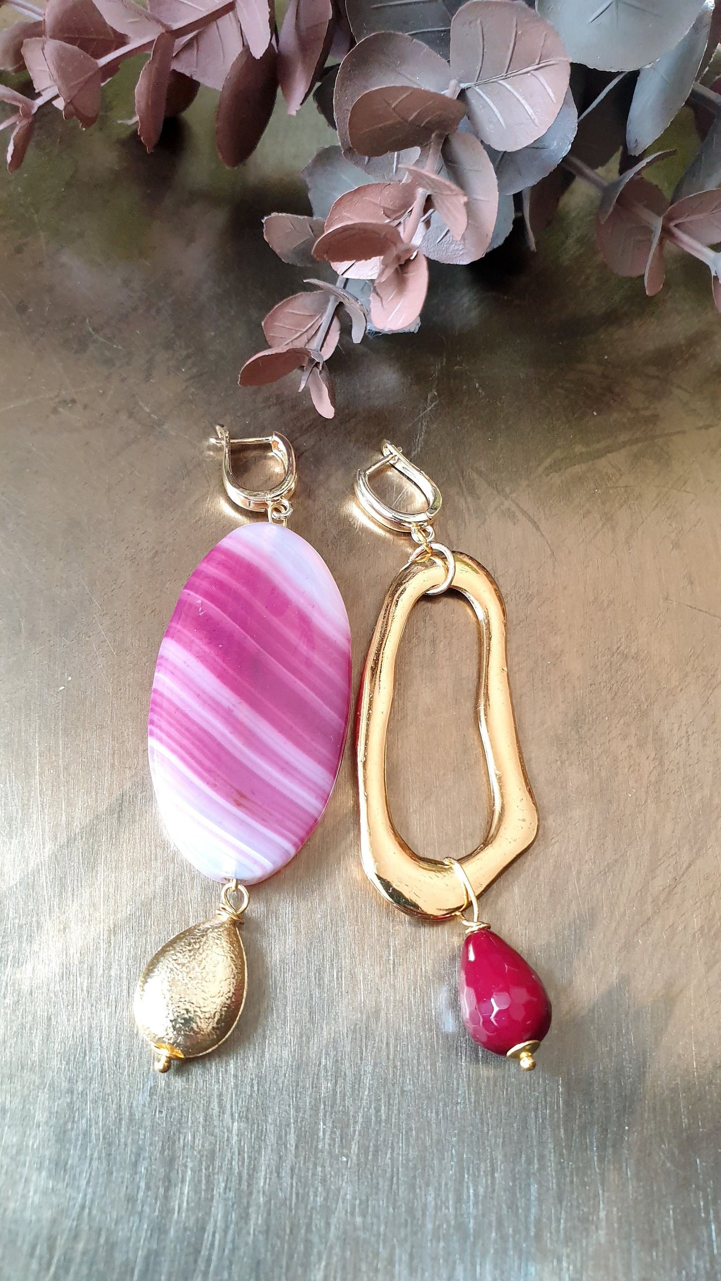 Long earrings with burgundy agathe