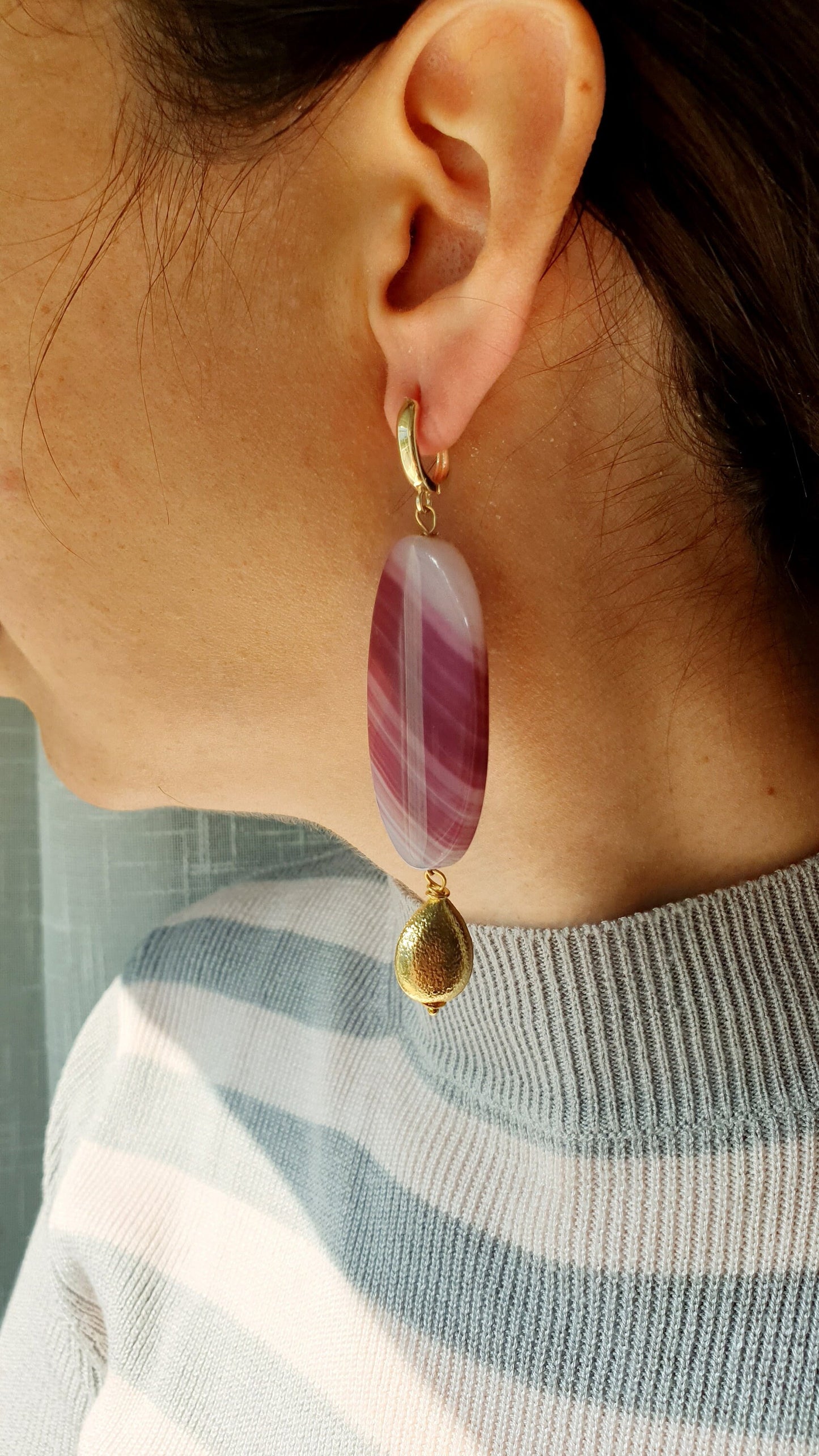 Long earrings with burgundy agathe