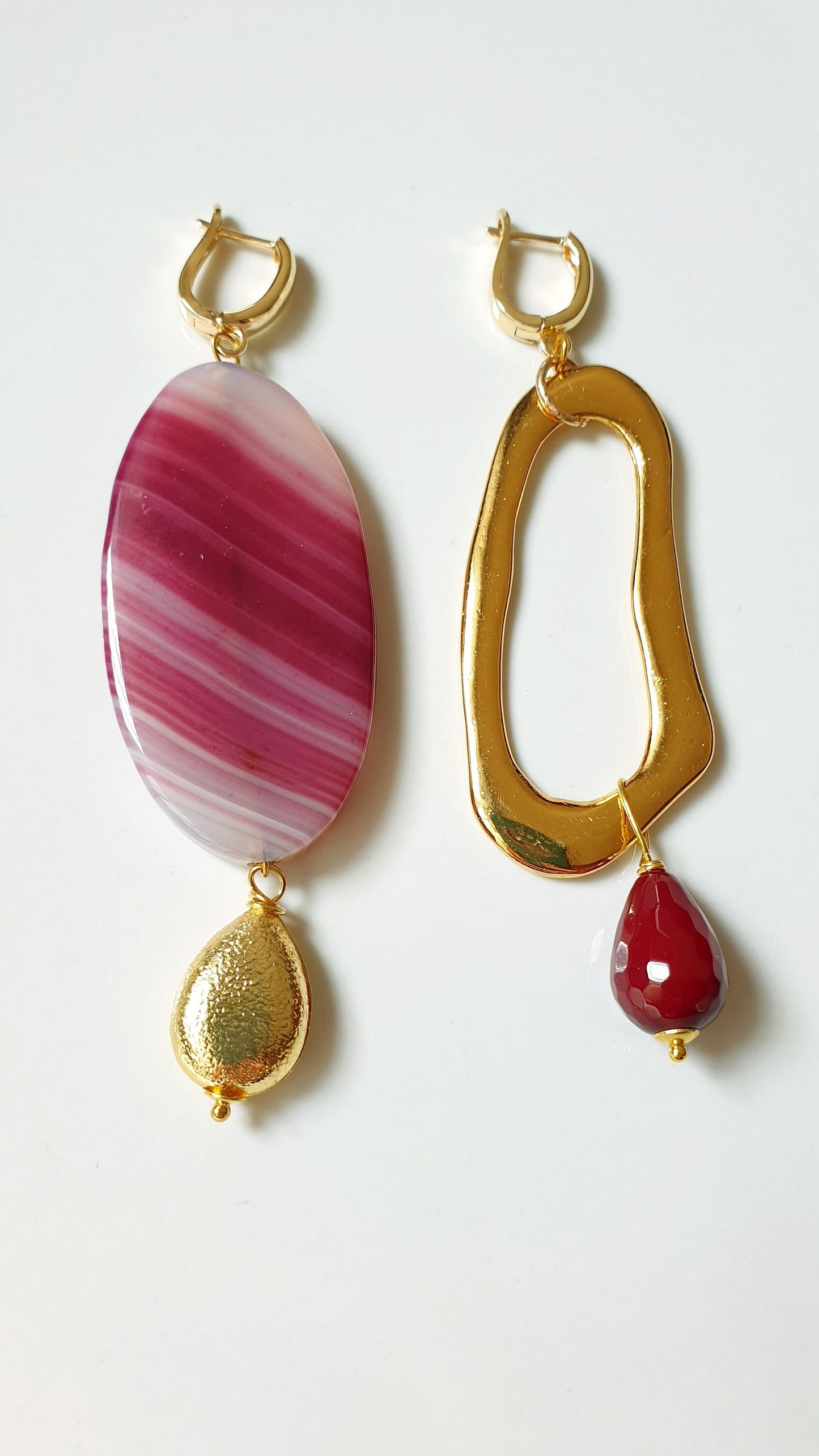 Long earrings with burgundy agathe