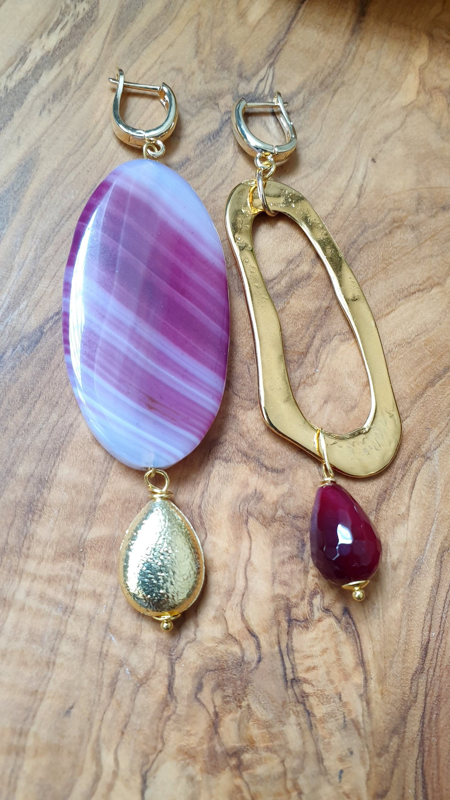 Long earrings with burgundy agathe