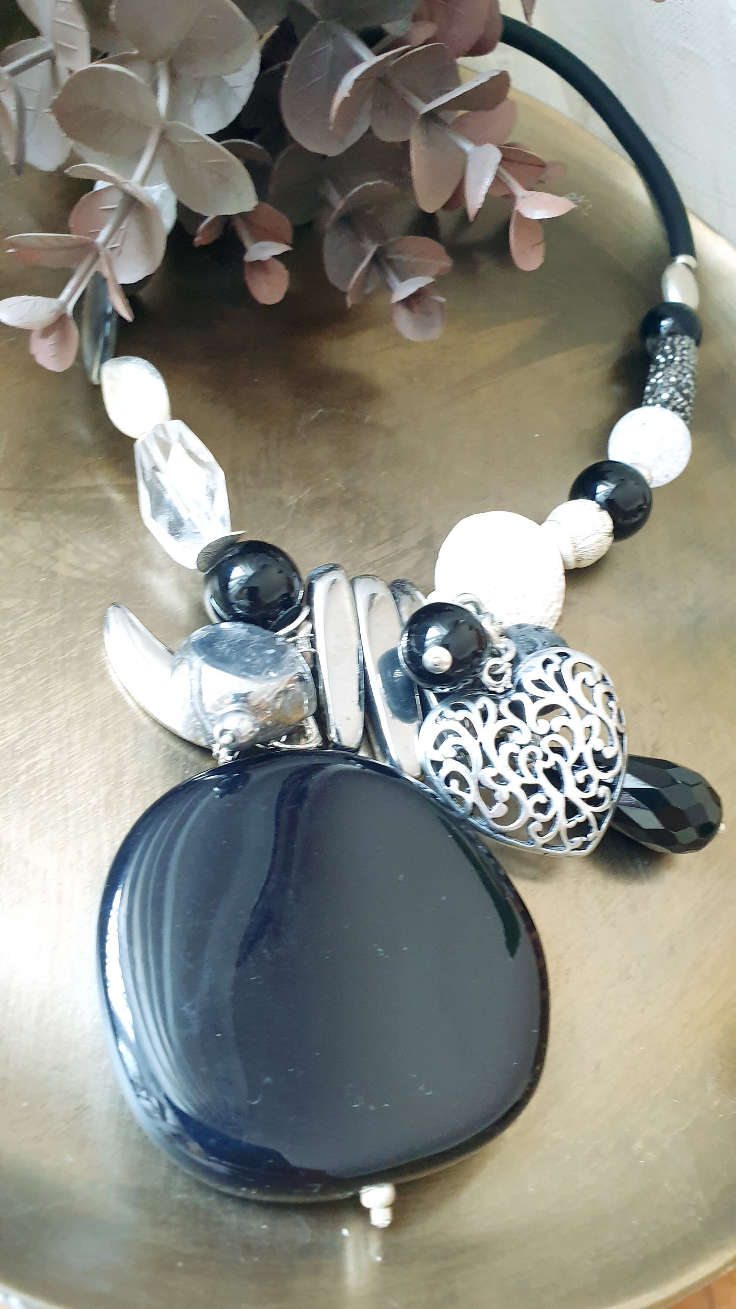 Gummihalsband mit Halbedelsteinen und Harzen