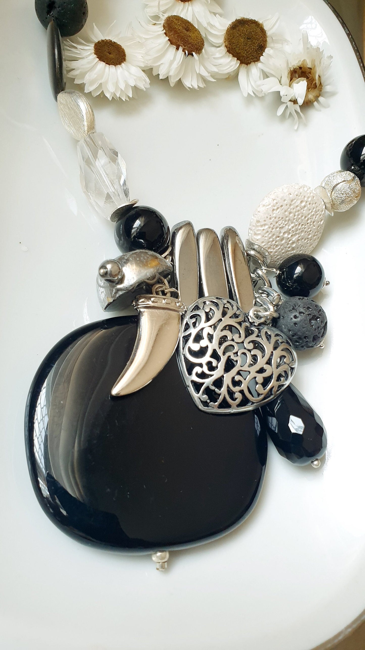 Gummihalsband mit Halbedelsteinen und Harzen