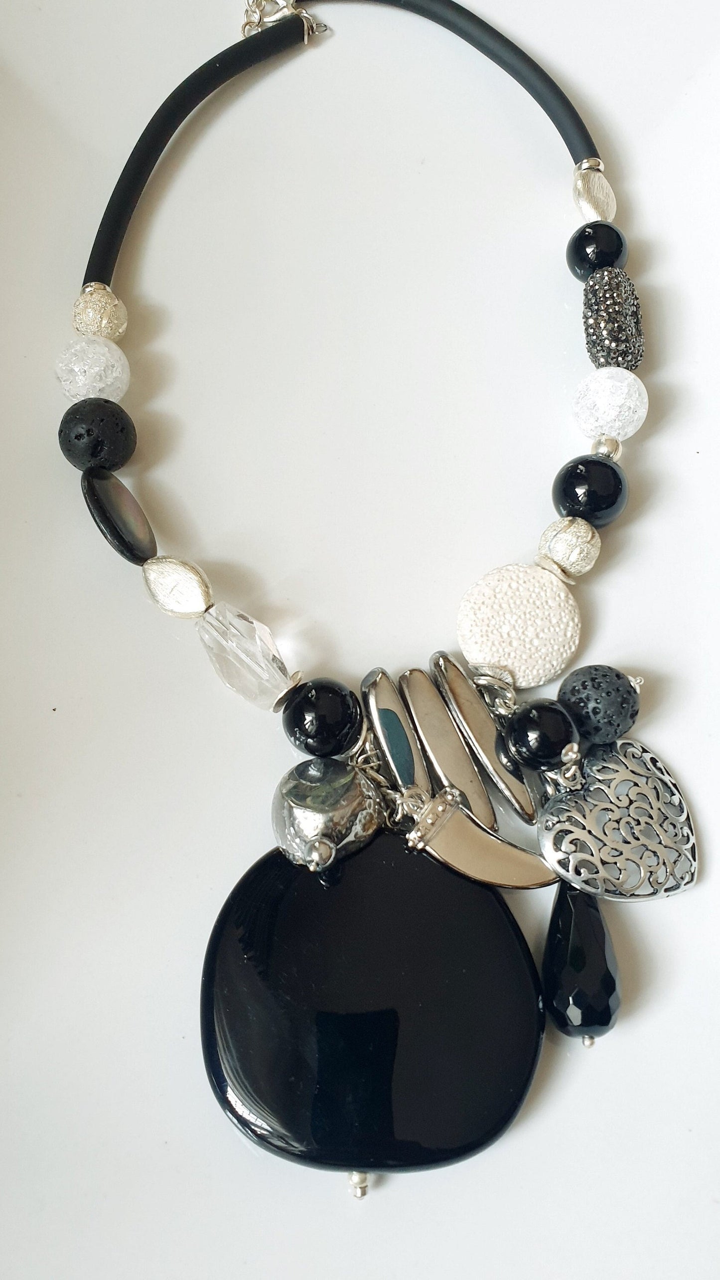 Gummihalsband mit Halbedelsteinen und Harzen