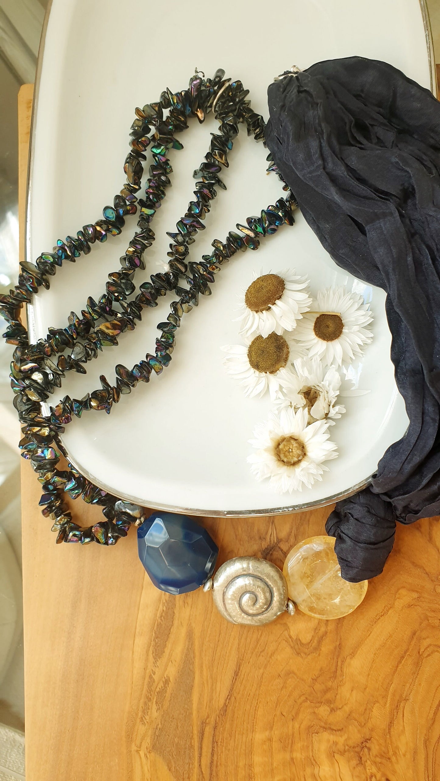 Collana in argento con seta, citrino, agata e ematite.