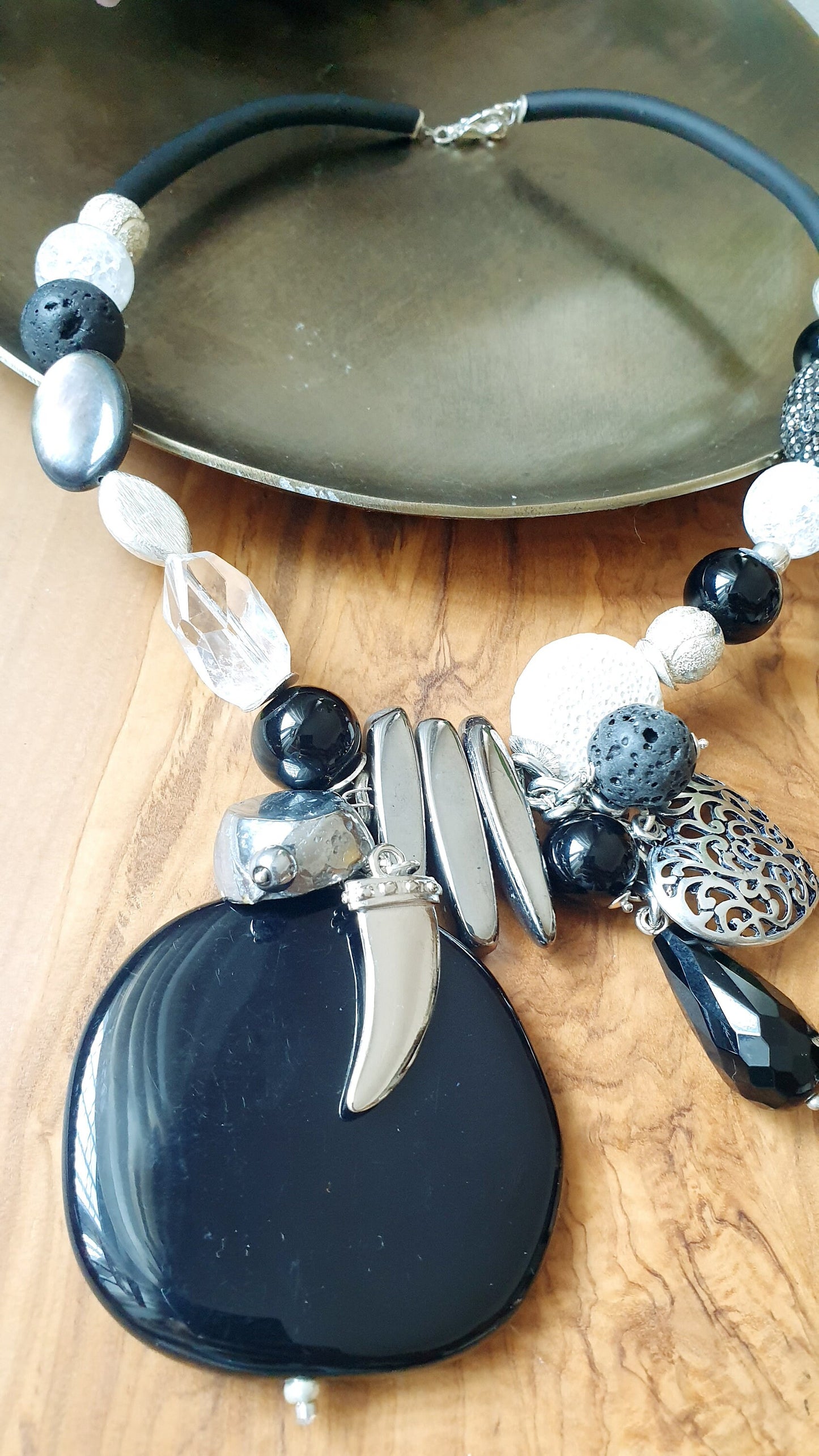Gummihalsband mit Halbedelsteinen und Harzen
