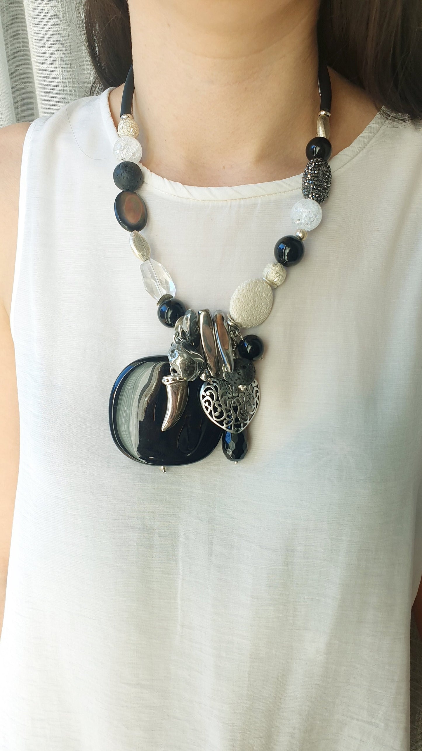 Gummihalsband mit Halbedelsteinen und Harzen