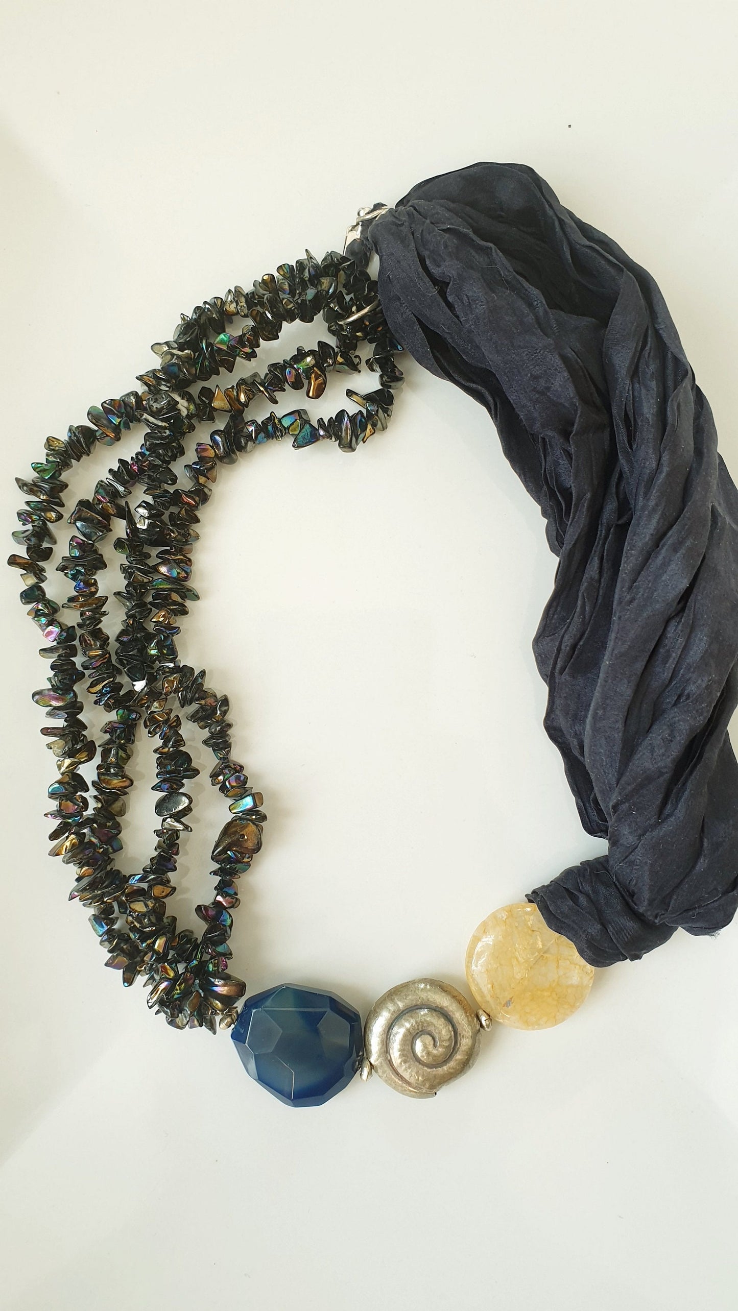 Collana in argento con seta, citrino, agata e ematite.