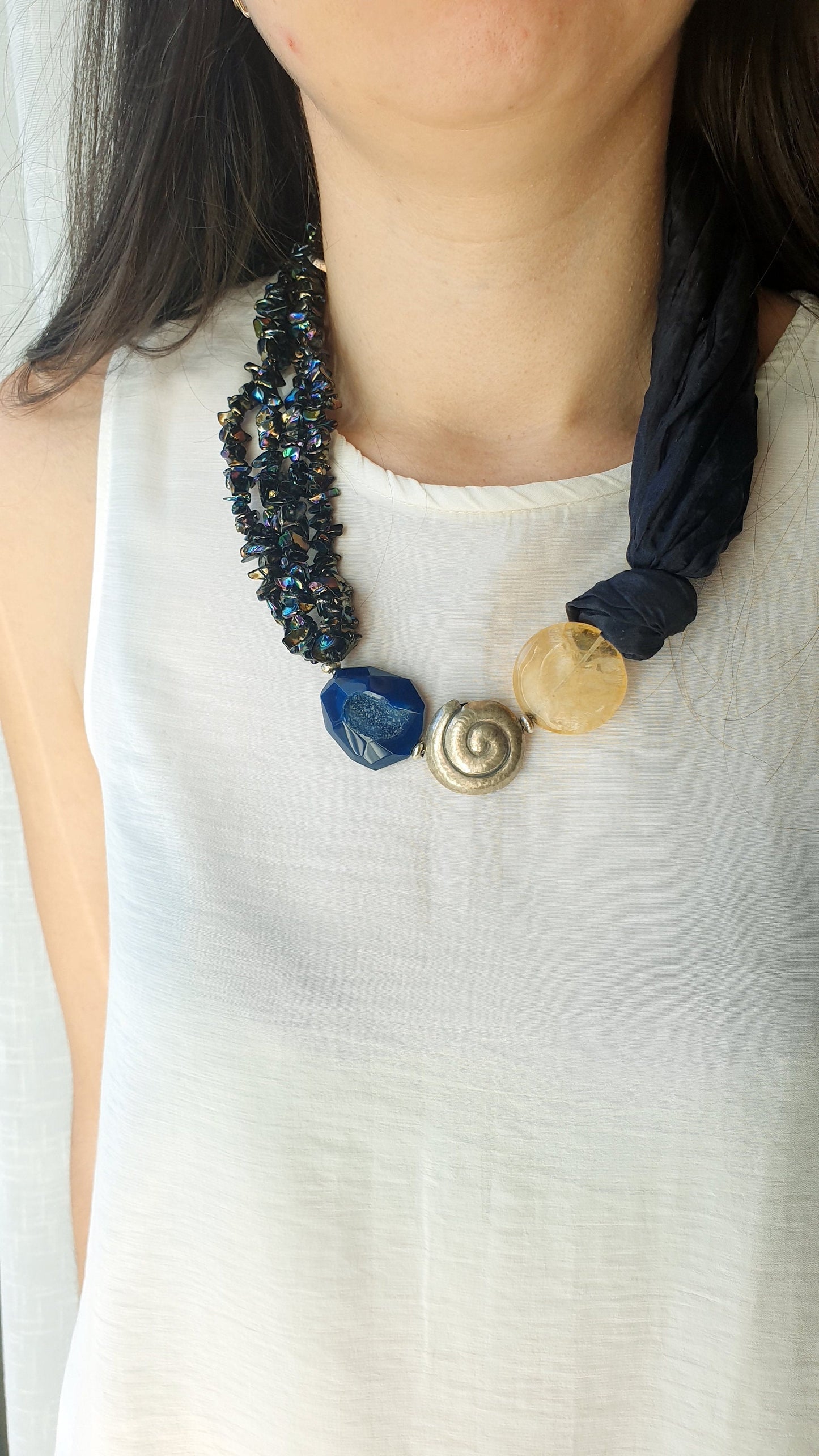 Collana in argento con seta, citrino, agata e ematite.