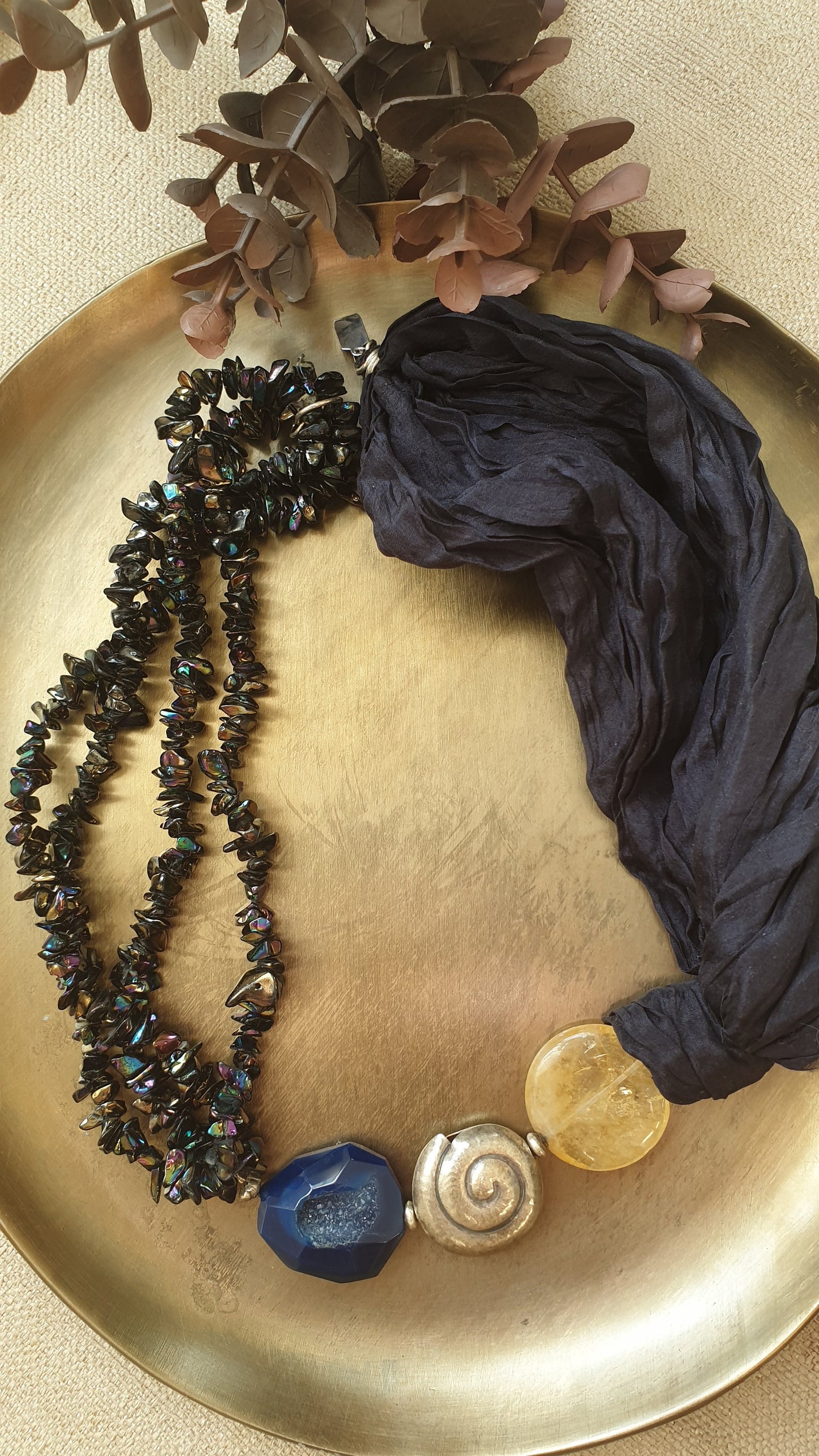 Collana in argento con seta, citrino, agata e ematite.
