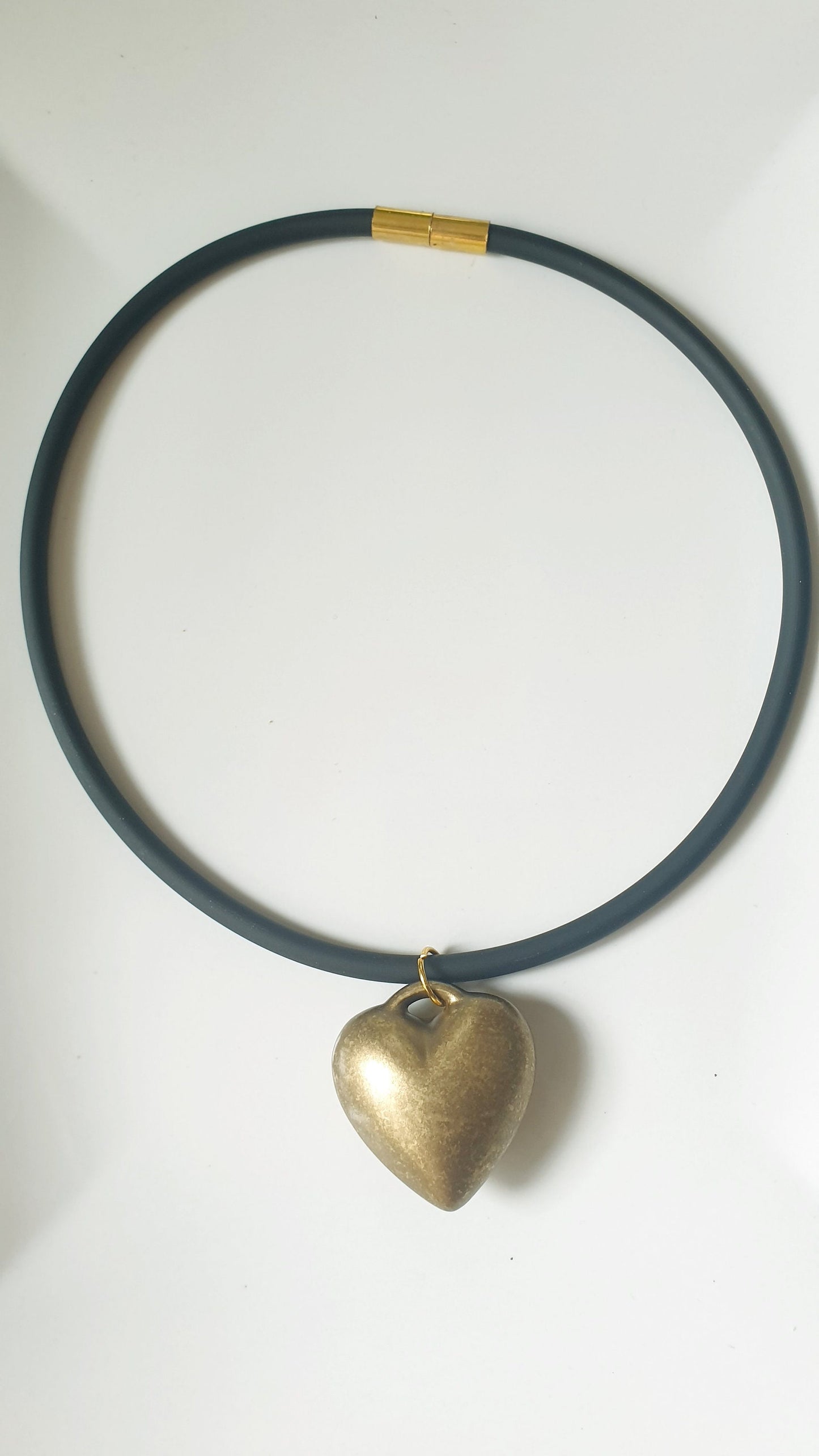 Girocollo in caucciù con cuore in resina color bronzo