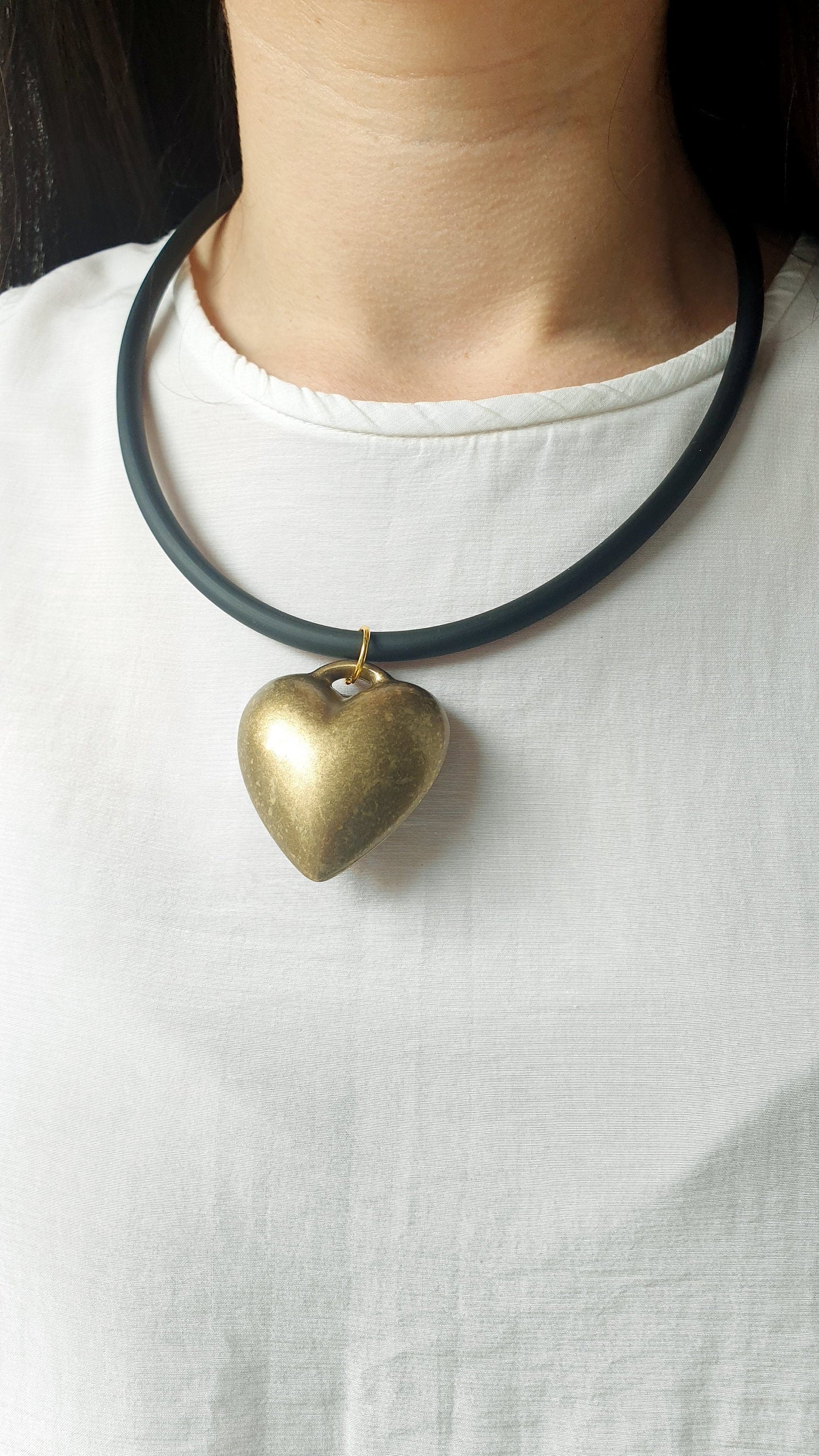 Girocollo in caucciù con cuore in resina color bronzo