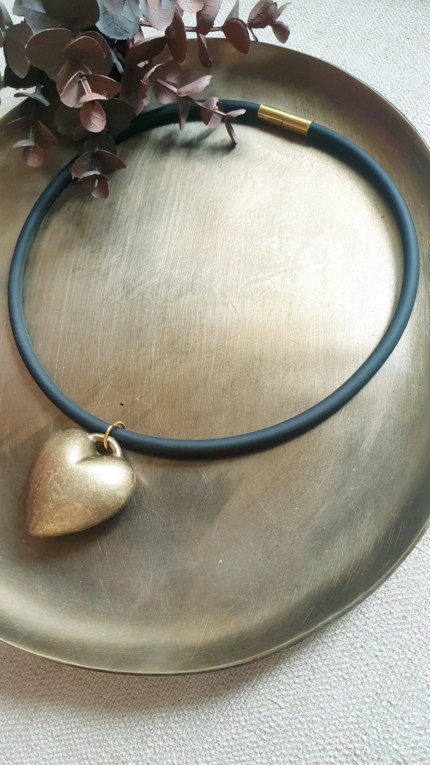 Girocollo in caucciù con cuore in resina color bronzo
