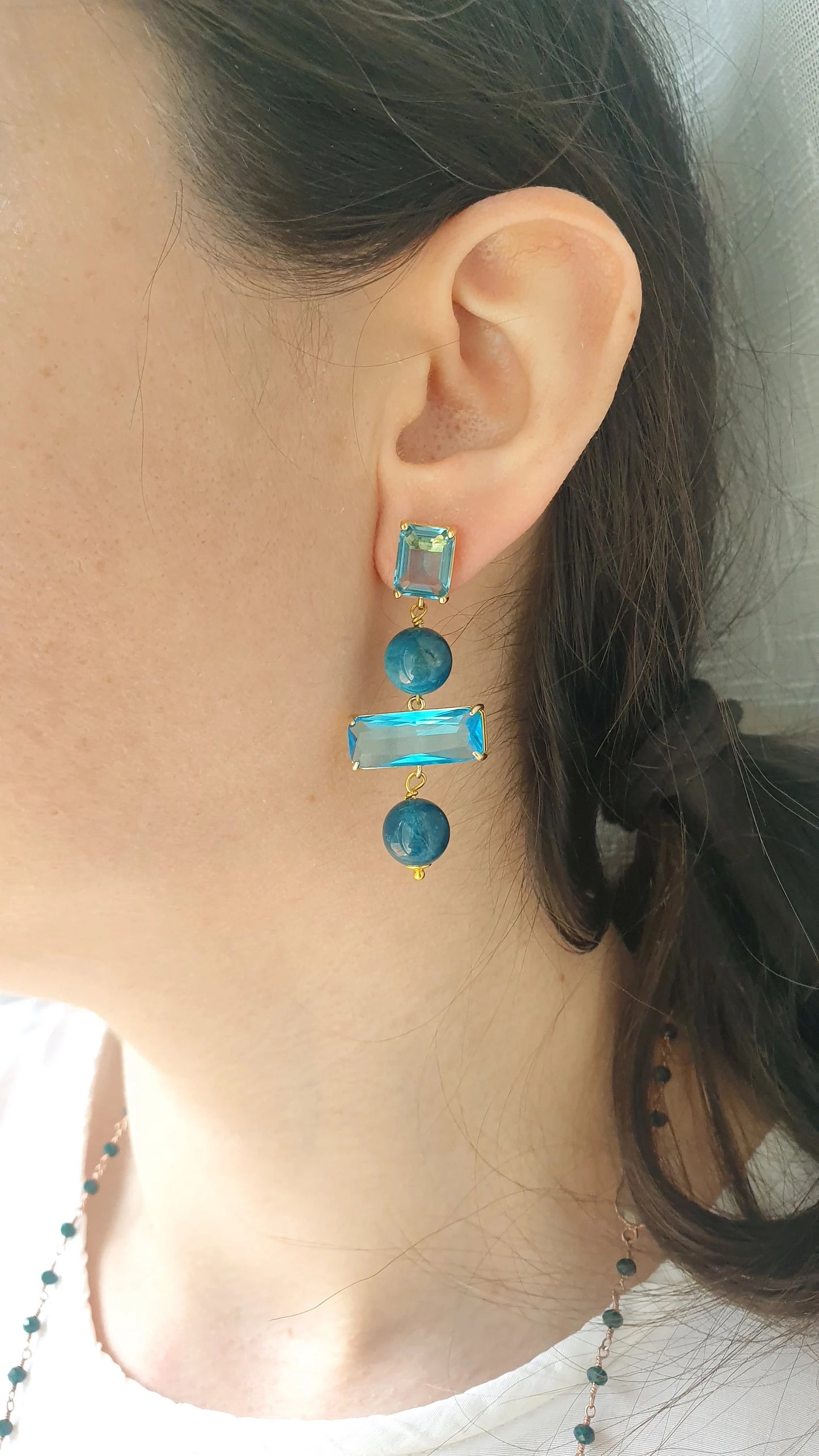 Orecchini con cristalli e apatite.
