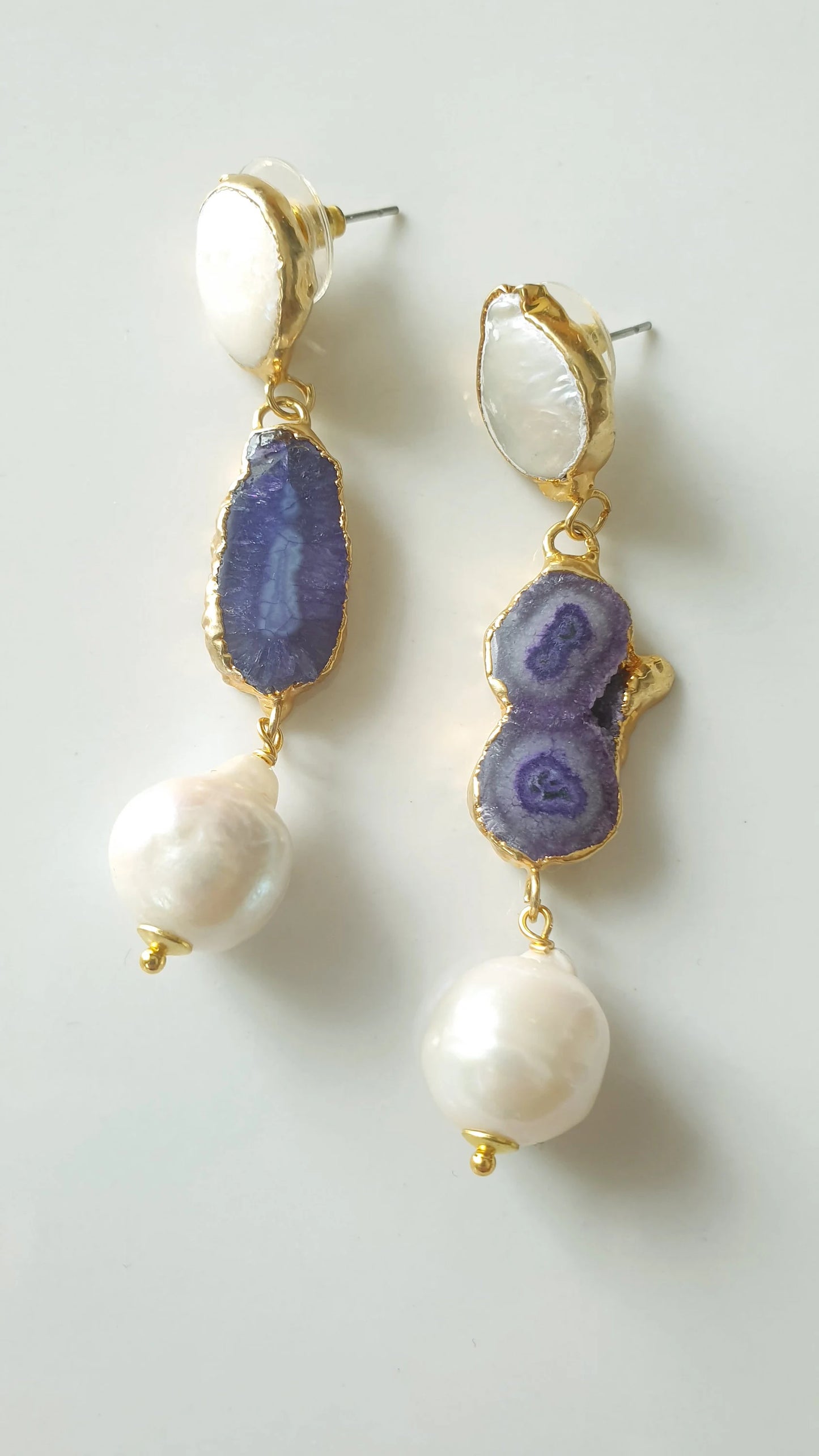 Orecchini in ottone con drusa perle barocche e madreperla.