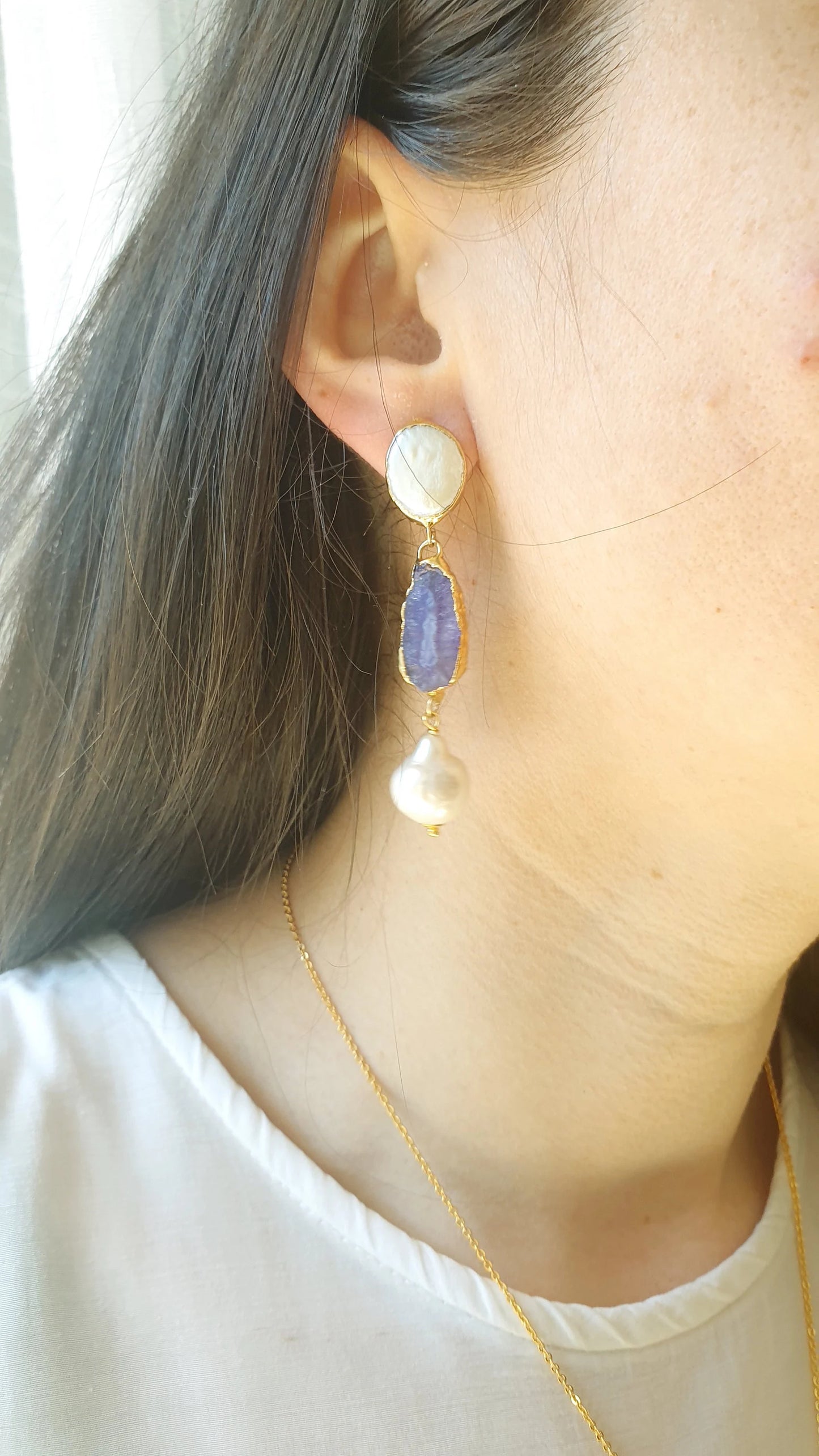 Orecchini in ottone con drusa perle barocche e madreperla.