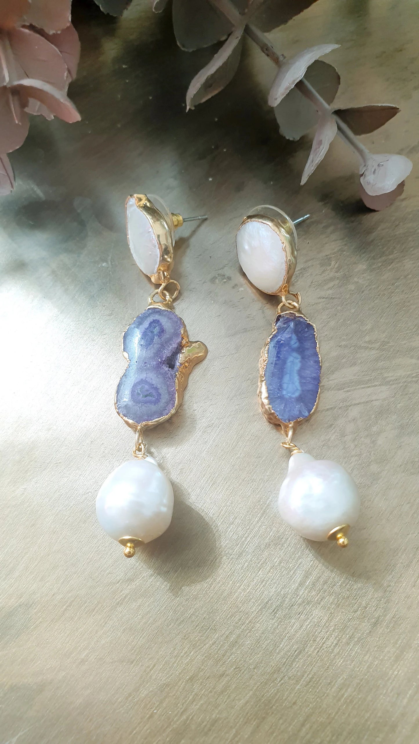 Orecchini in ottone con drusa perle barocche e madreperla.