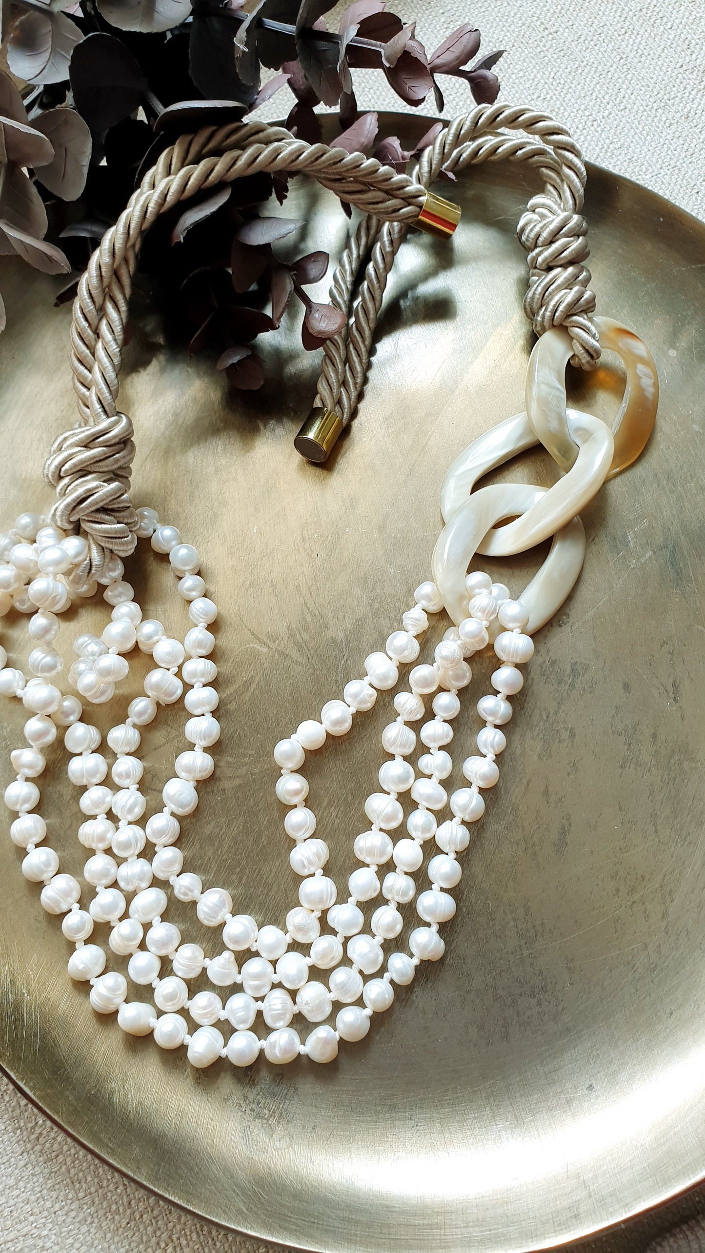 Collana seta, corno, perle di fiume.