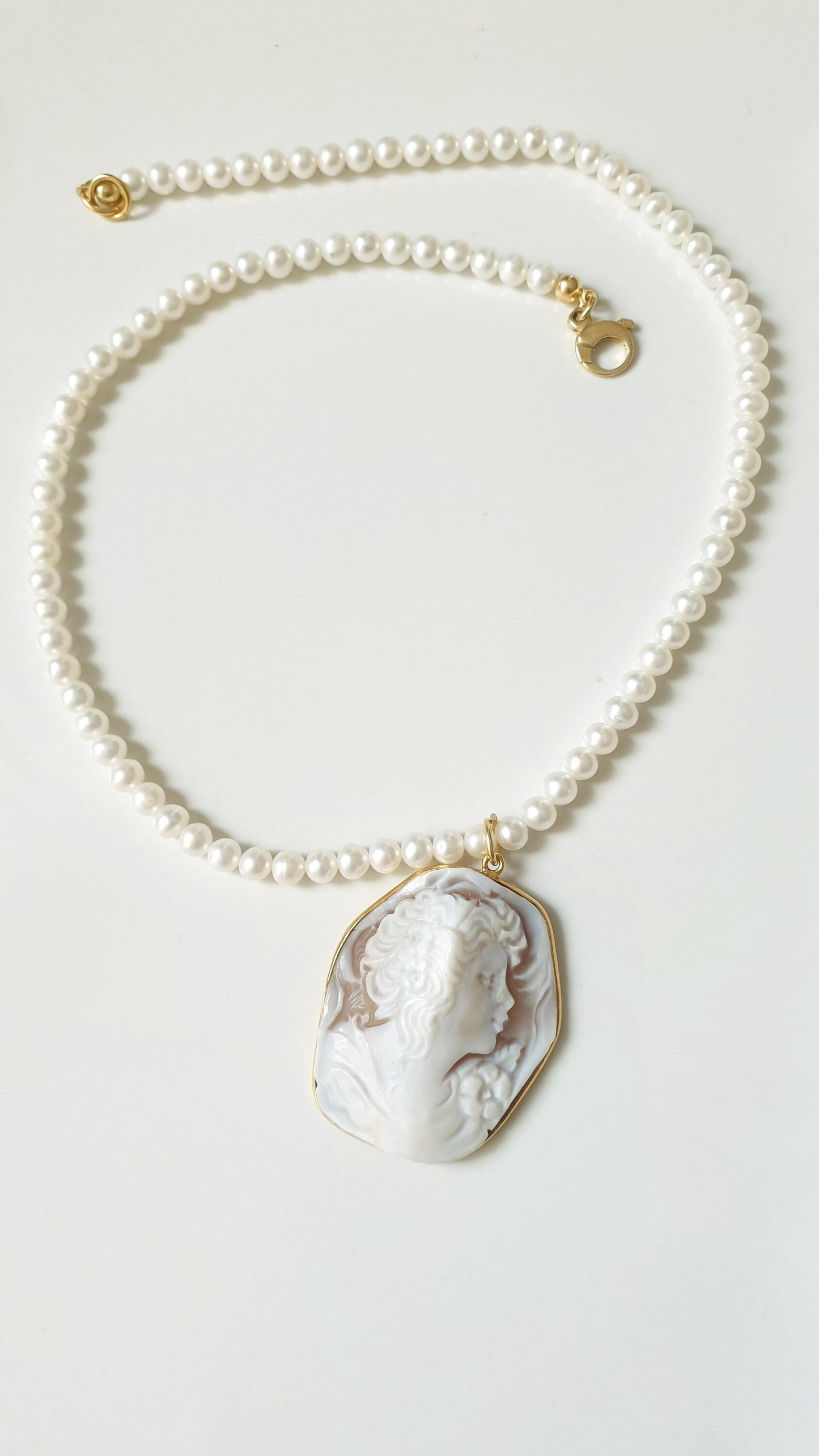 Girocollo in argento con perle di fiume e cammeo inciso.