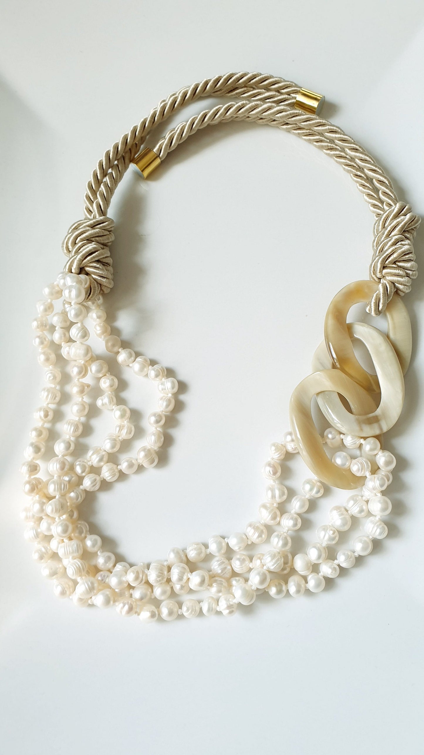 Collana seta, corno, perle di fiume.