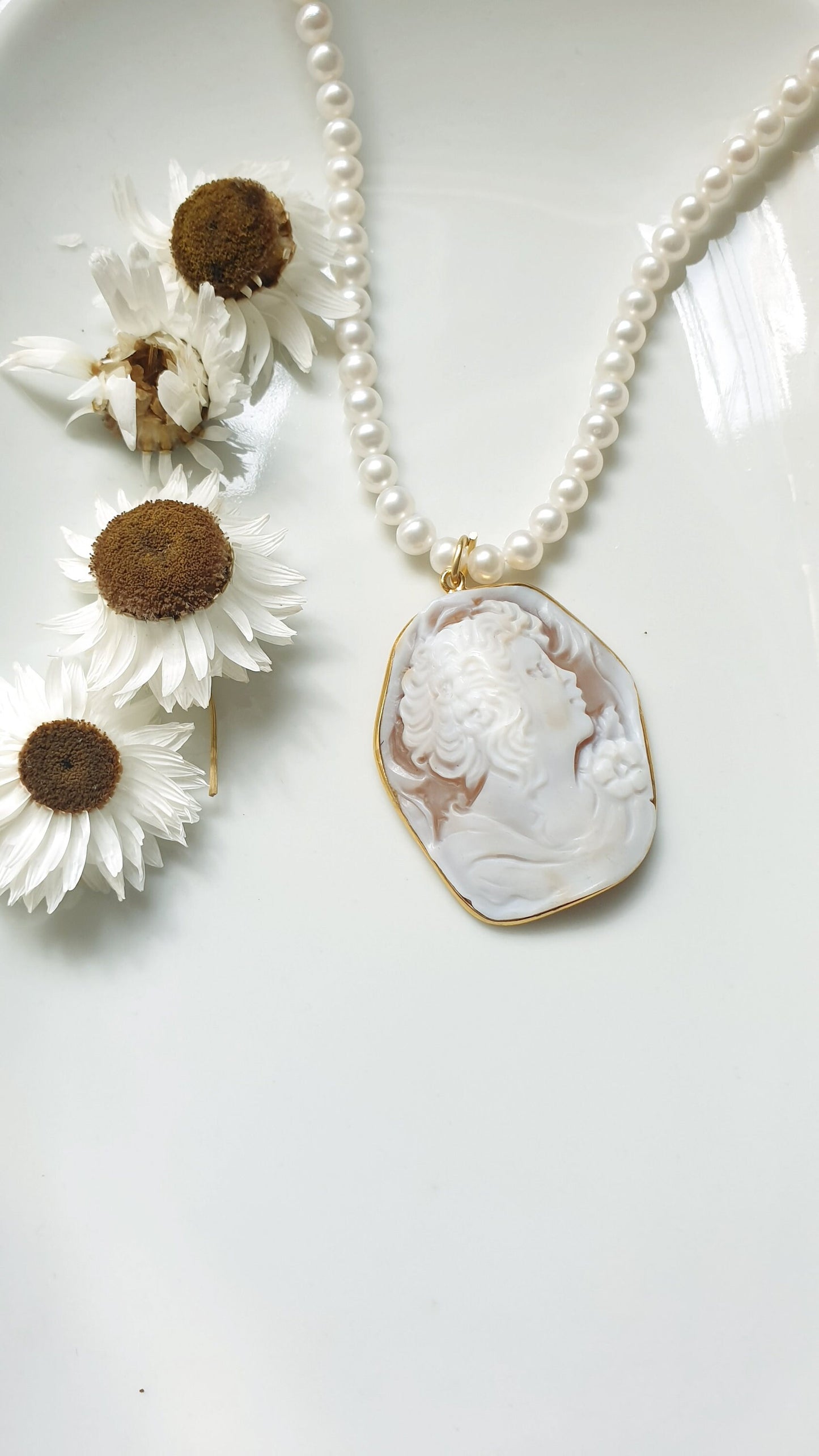 Girocollo in argento con perle di fiume e cammeo inciso.
