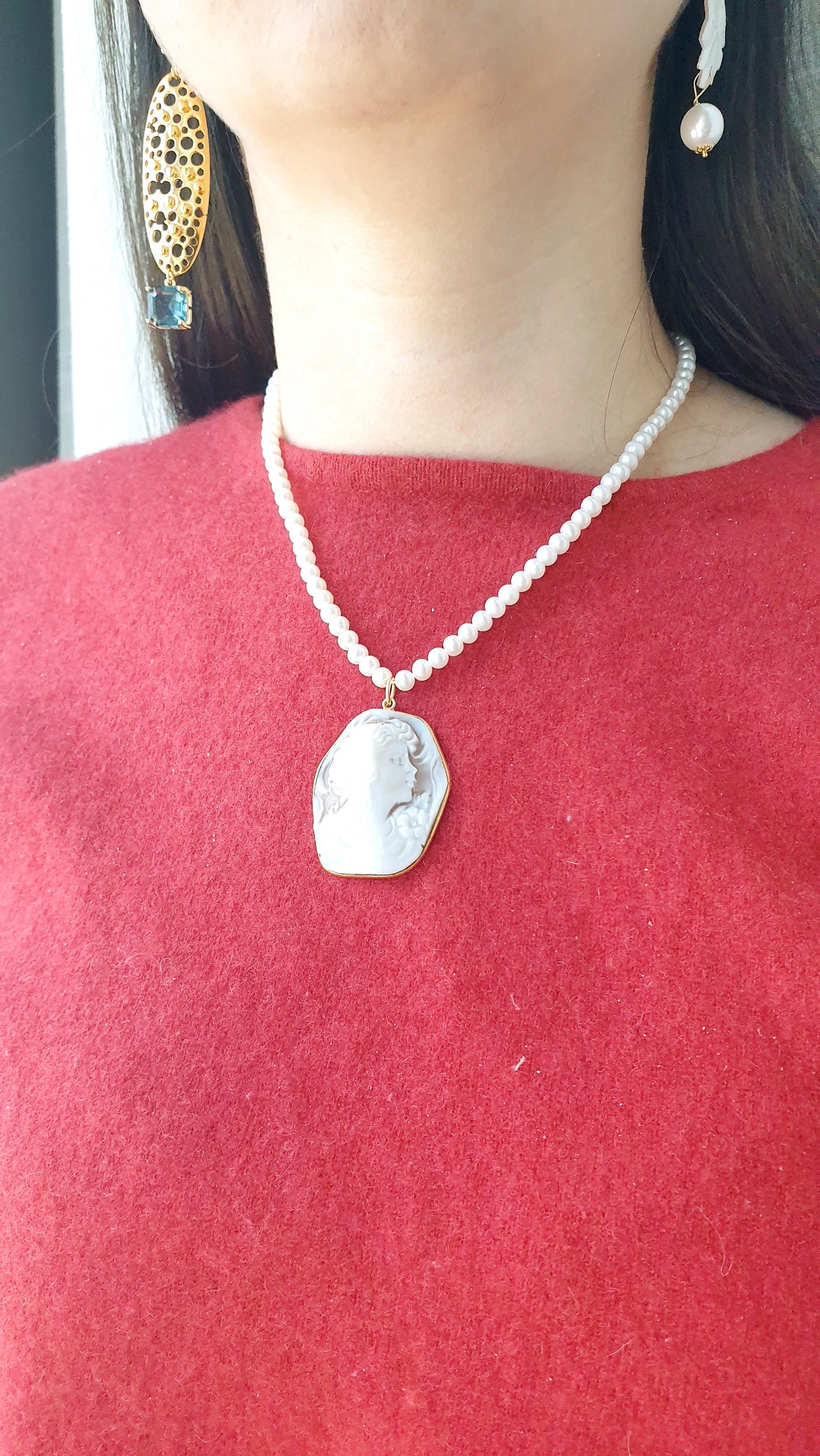Girocollo in argento con perle di fiume e cammeo inciso.