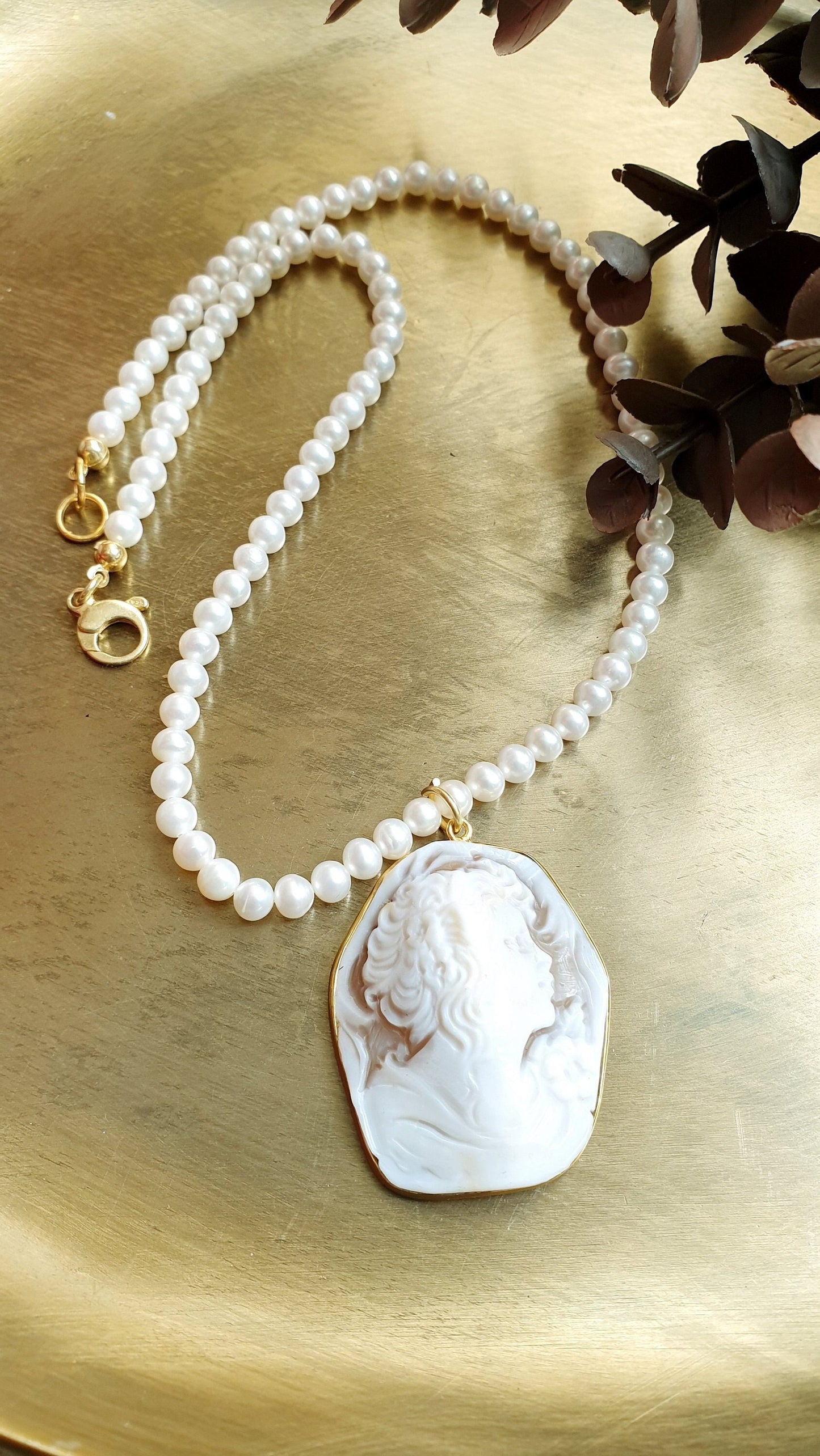 Girocollo in argento con perle di fiume e cammeo inciso.
