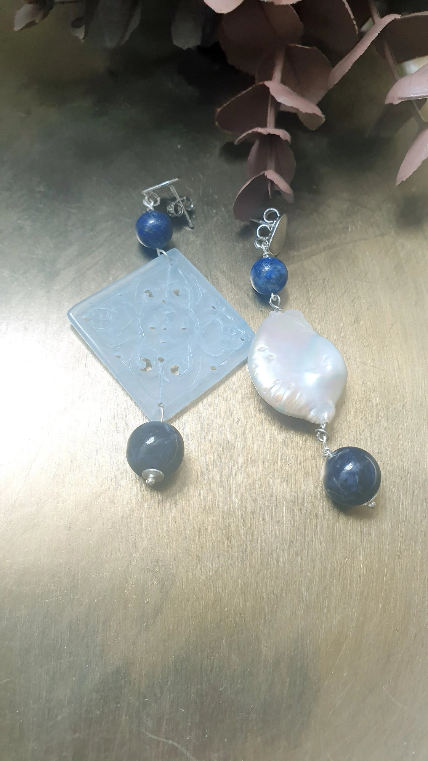 Orecchini in argento con giada, perla a barocca e agate blu.