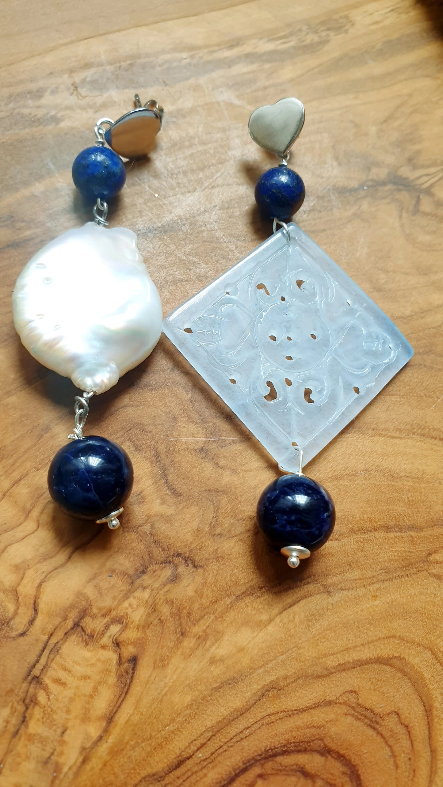 Orecchini in argento con giada, perla a barocca e agate blu.