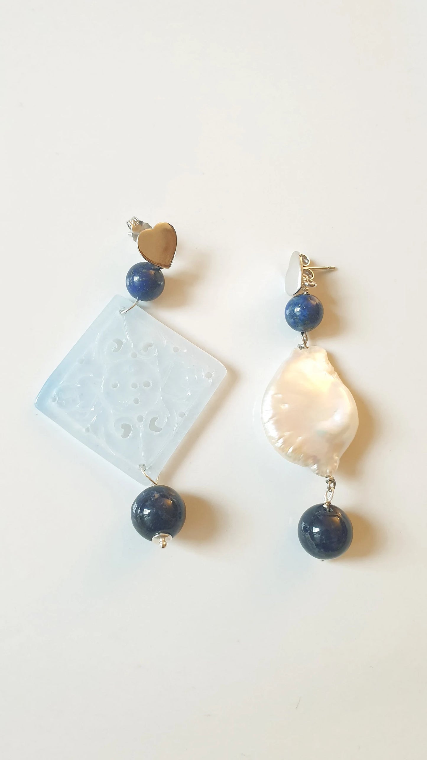 Orecchini in argento con giada, perla a barocca e agate blu.