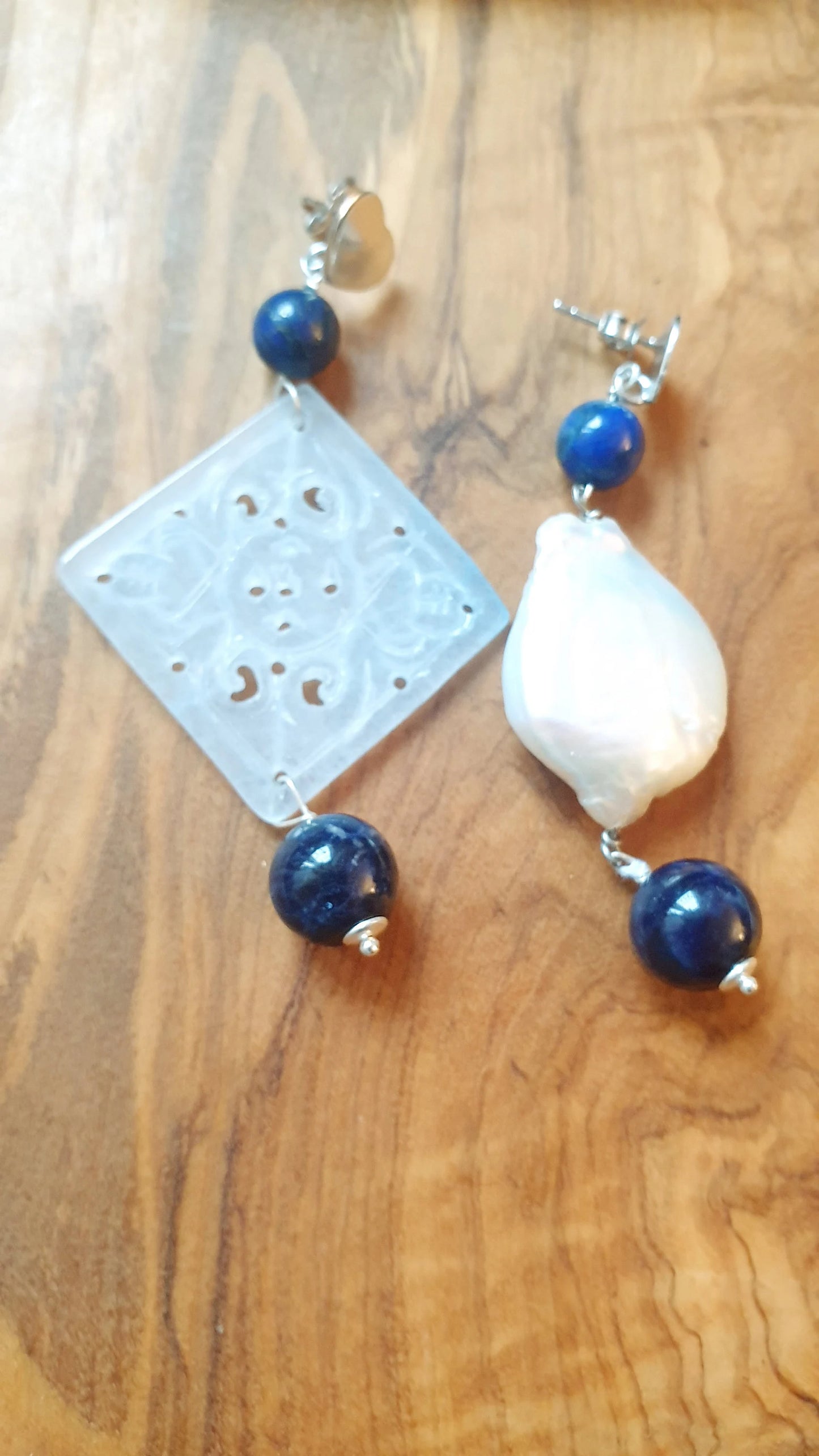 Orecchini in argento con giada, perla a barocca e agate blu.