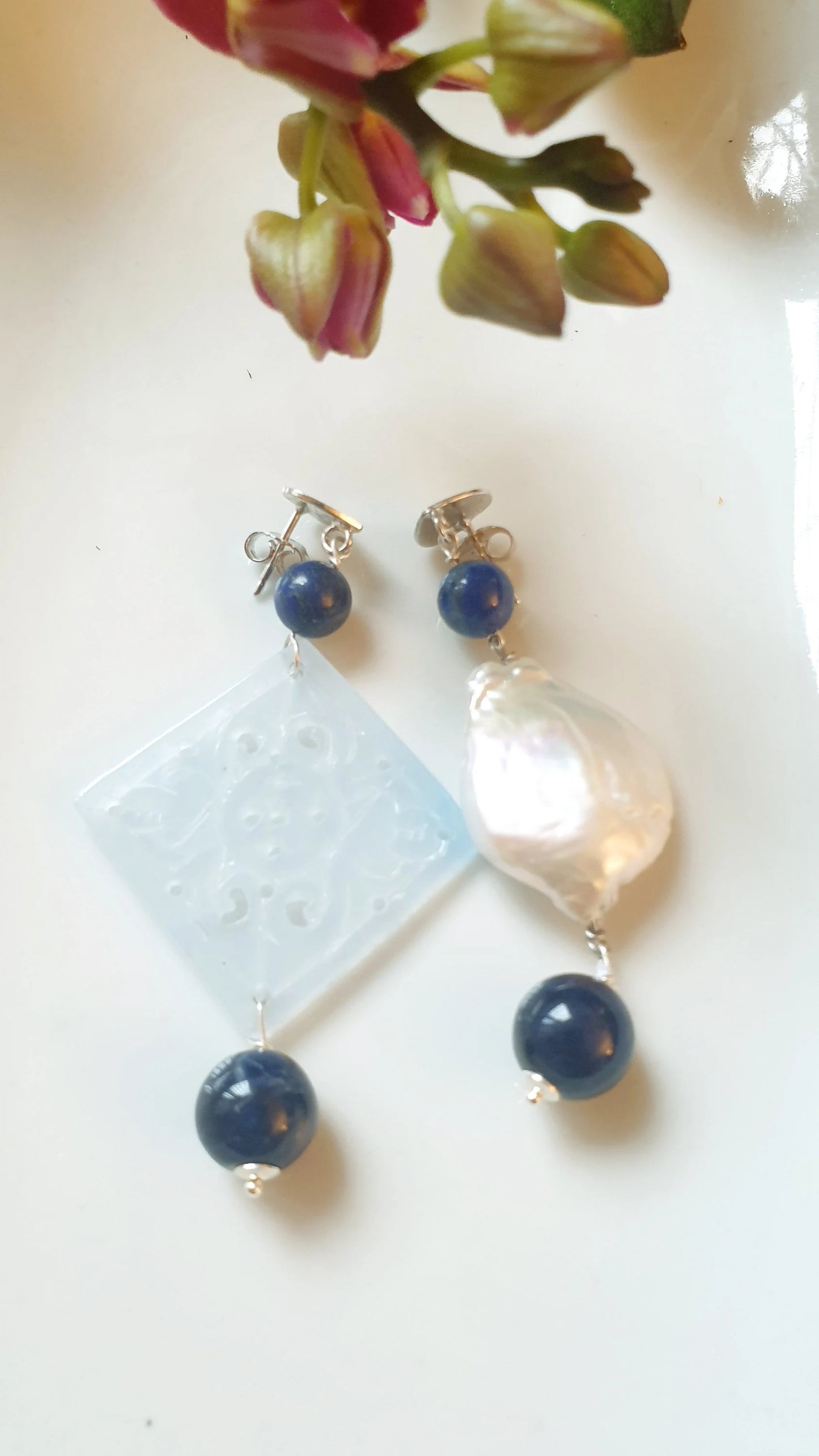 Orecchini in argento con giada, perla a barocca e agate blu.