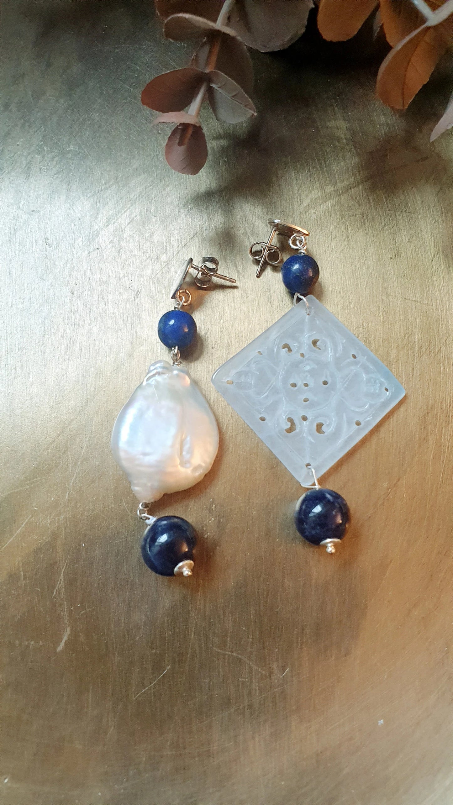 Orecchini in argento con giada, perla a barocca e agate blu.
