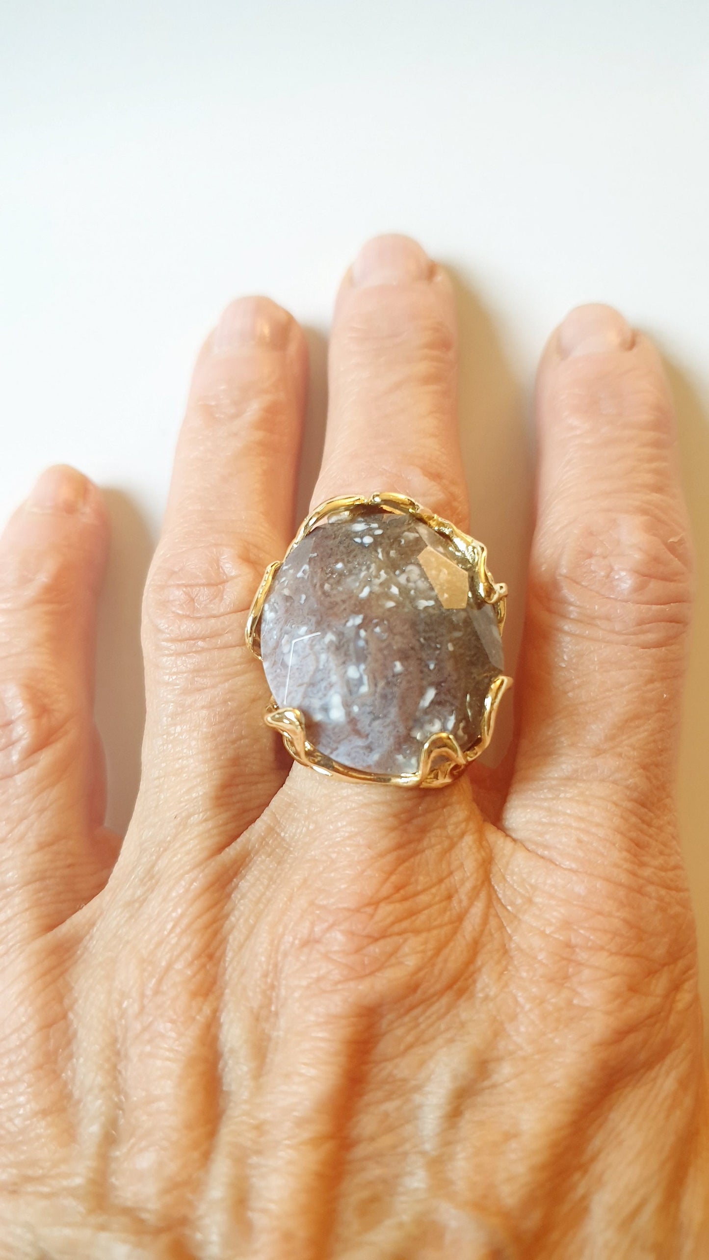 Anello in bronzo con agata indiana sfaccettato.