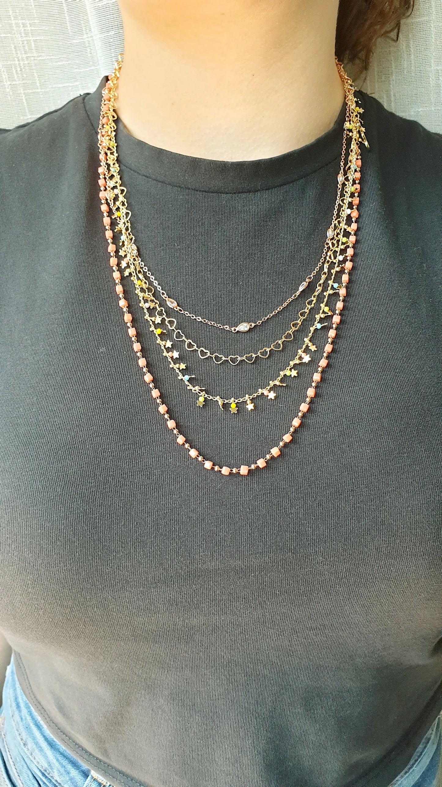 Lunga collana in ottone con cristallini e charms.