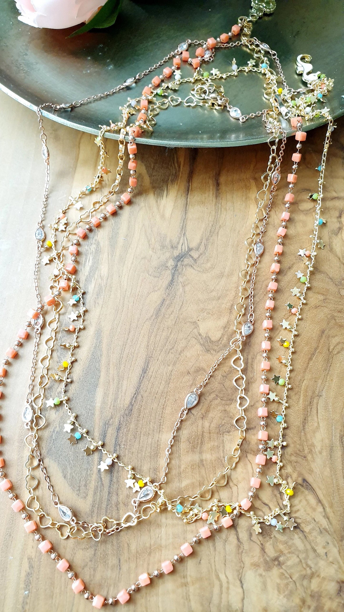 Lunga collana in ottone con cristallini e charms.