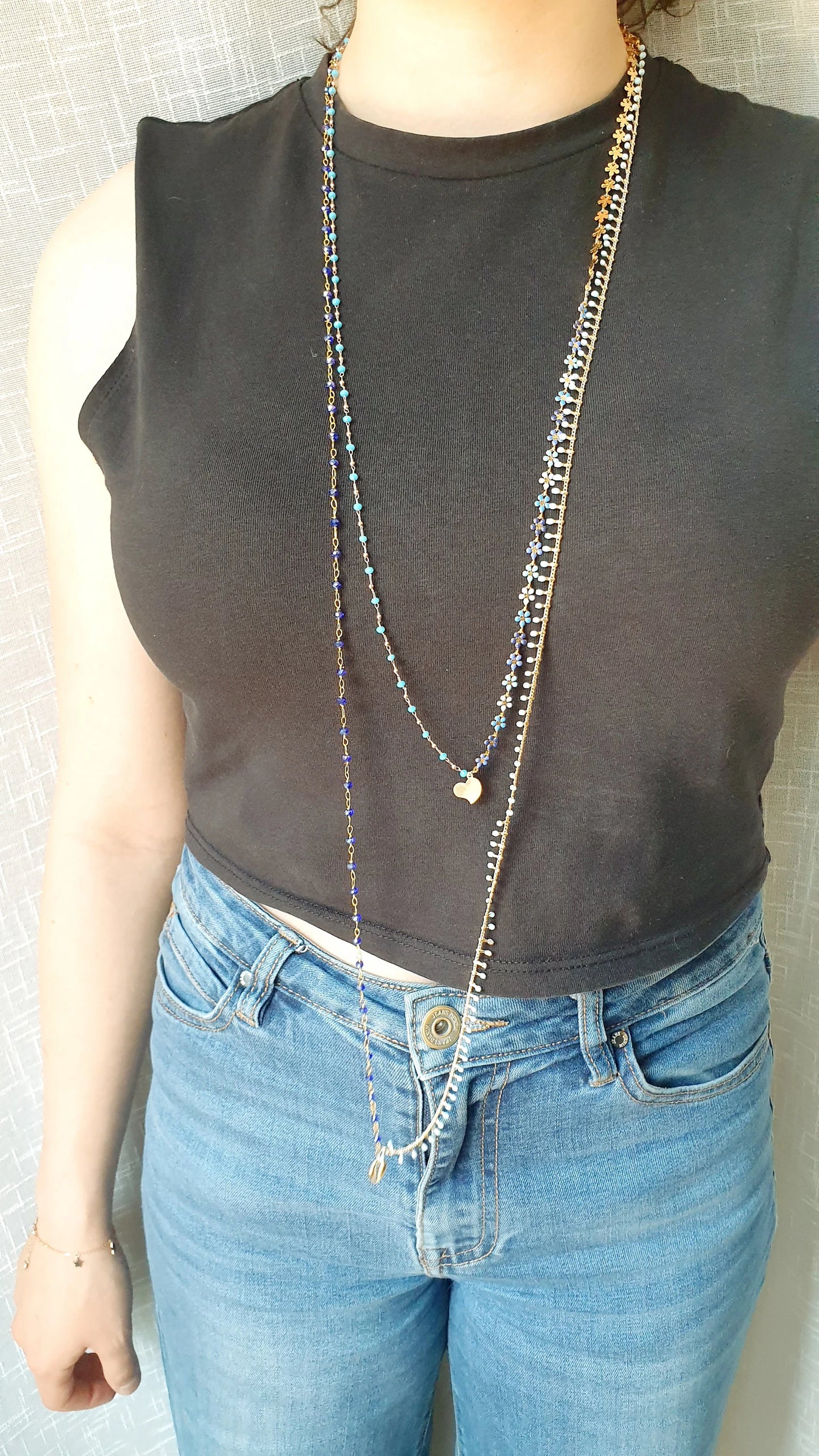 Lunga collana in ottone con cristallini e charms.