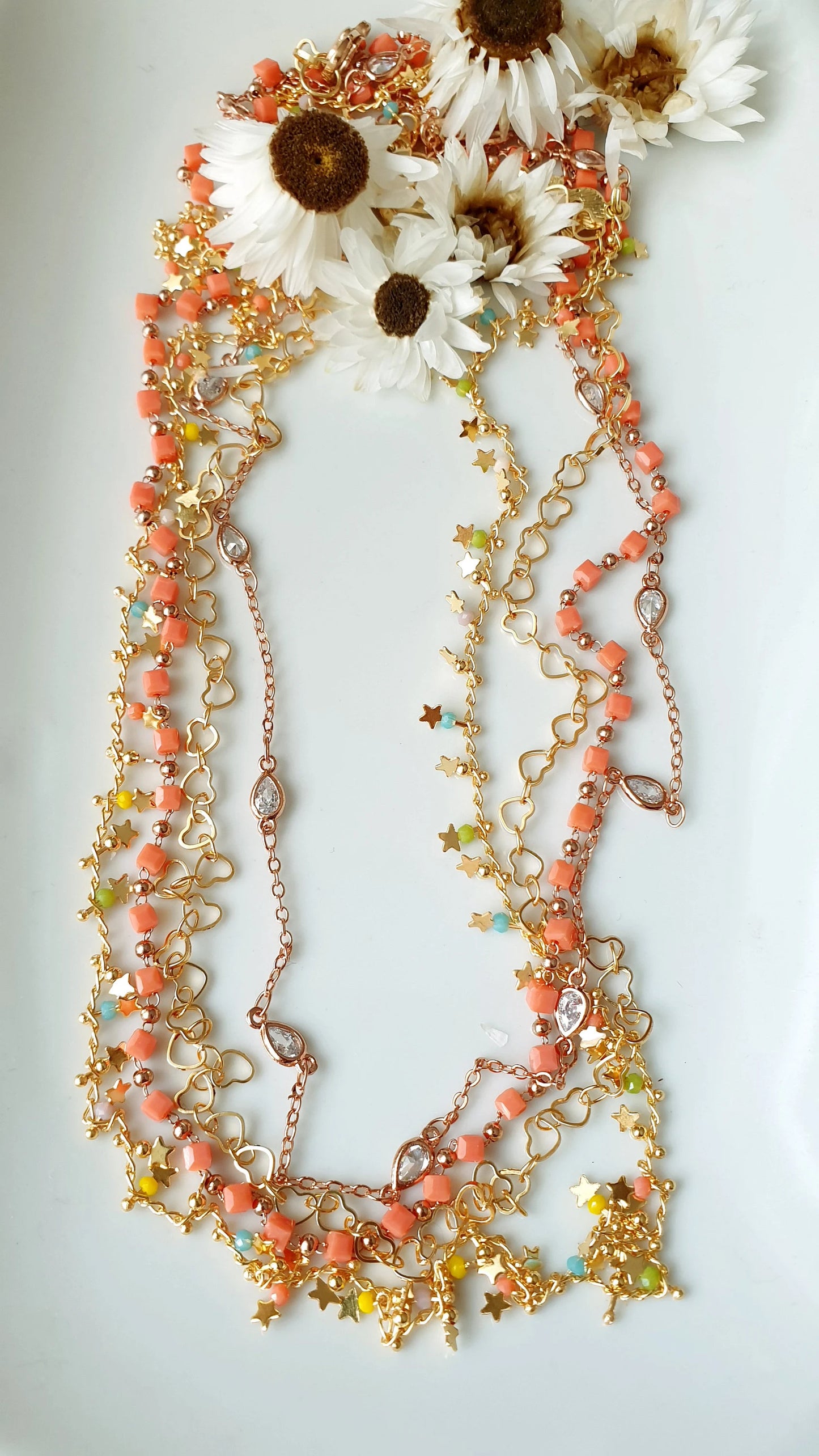 Lunga collana in ottone con cristallini e charms.