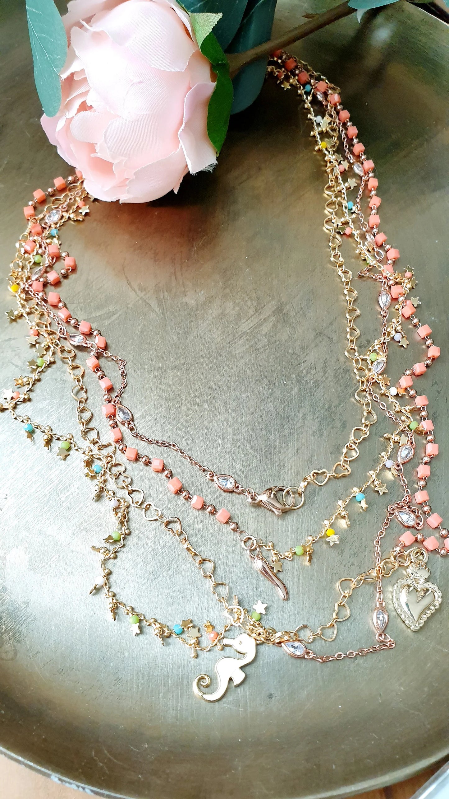 Lunga collana in ottone con cristallini e charms.
