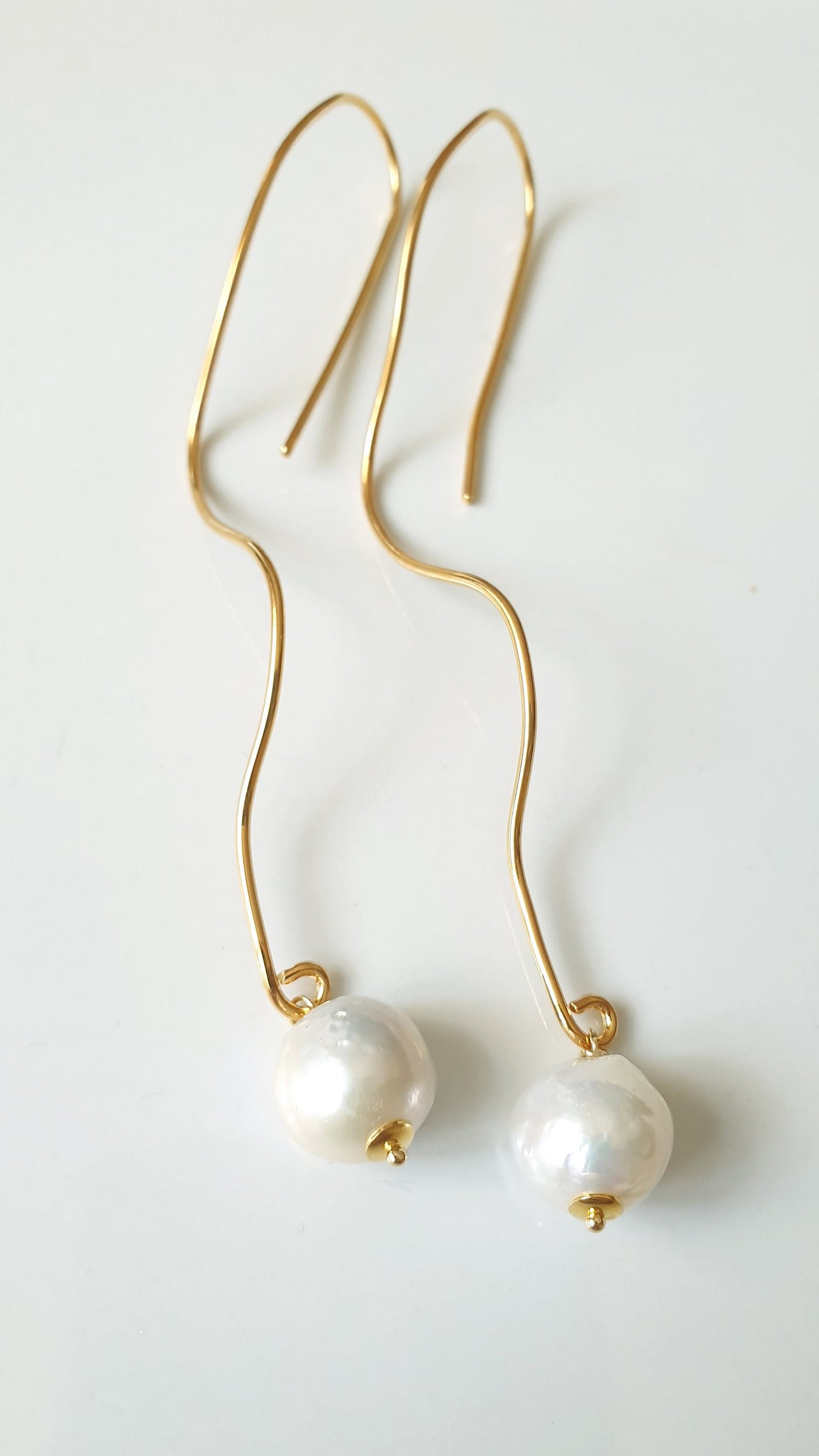 Lunghi orecchini placcati oro con perle barocche