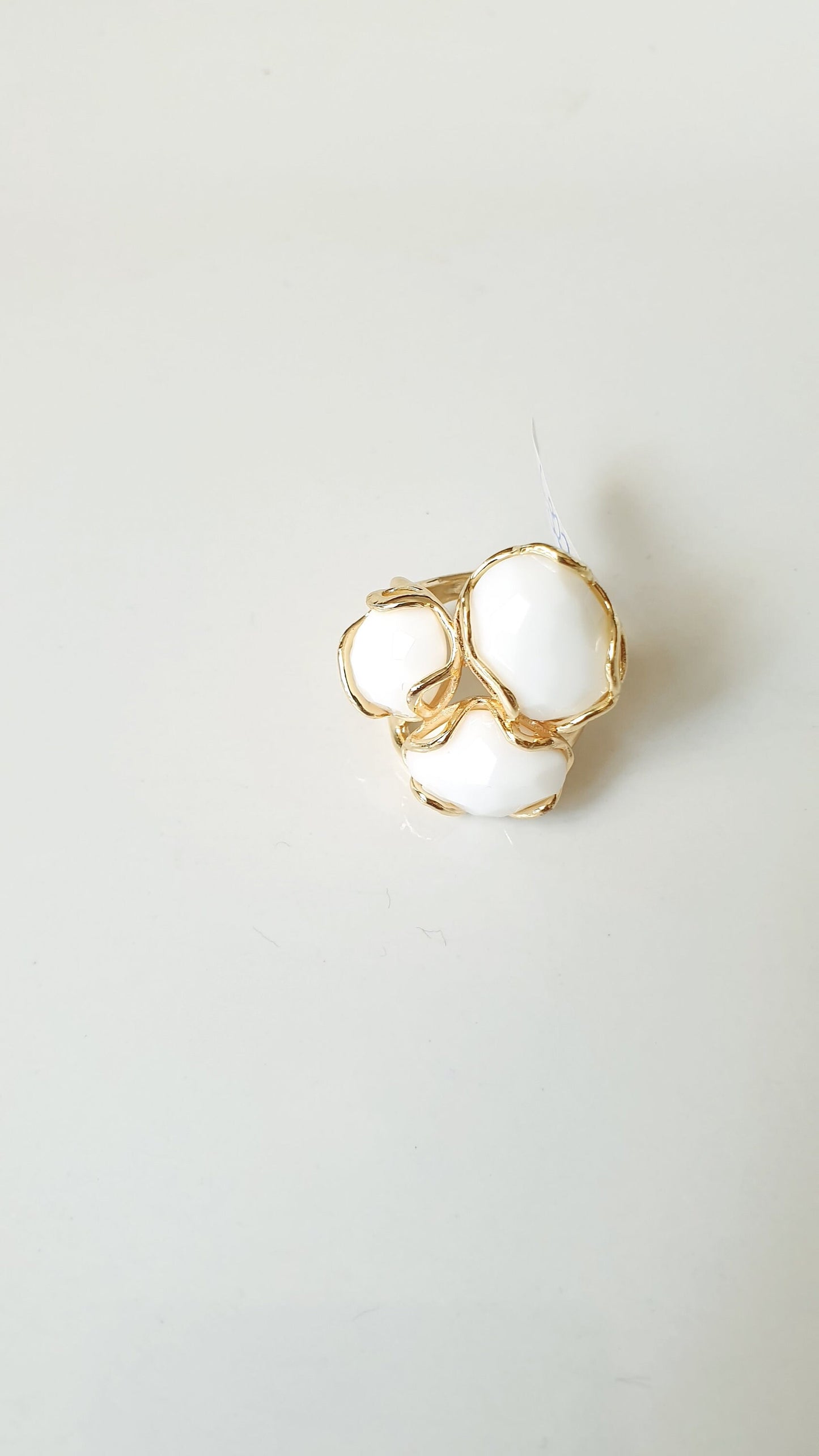 Anello in bronzo con agata bianca sfaccettata