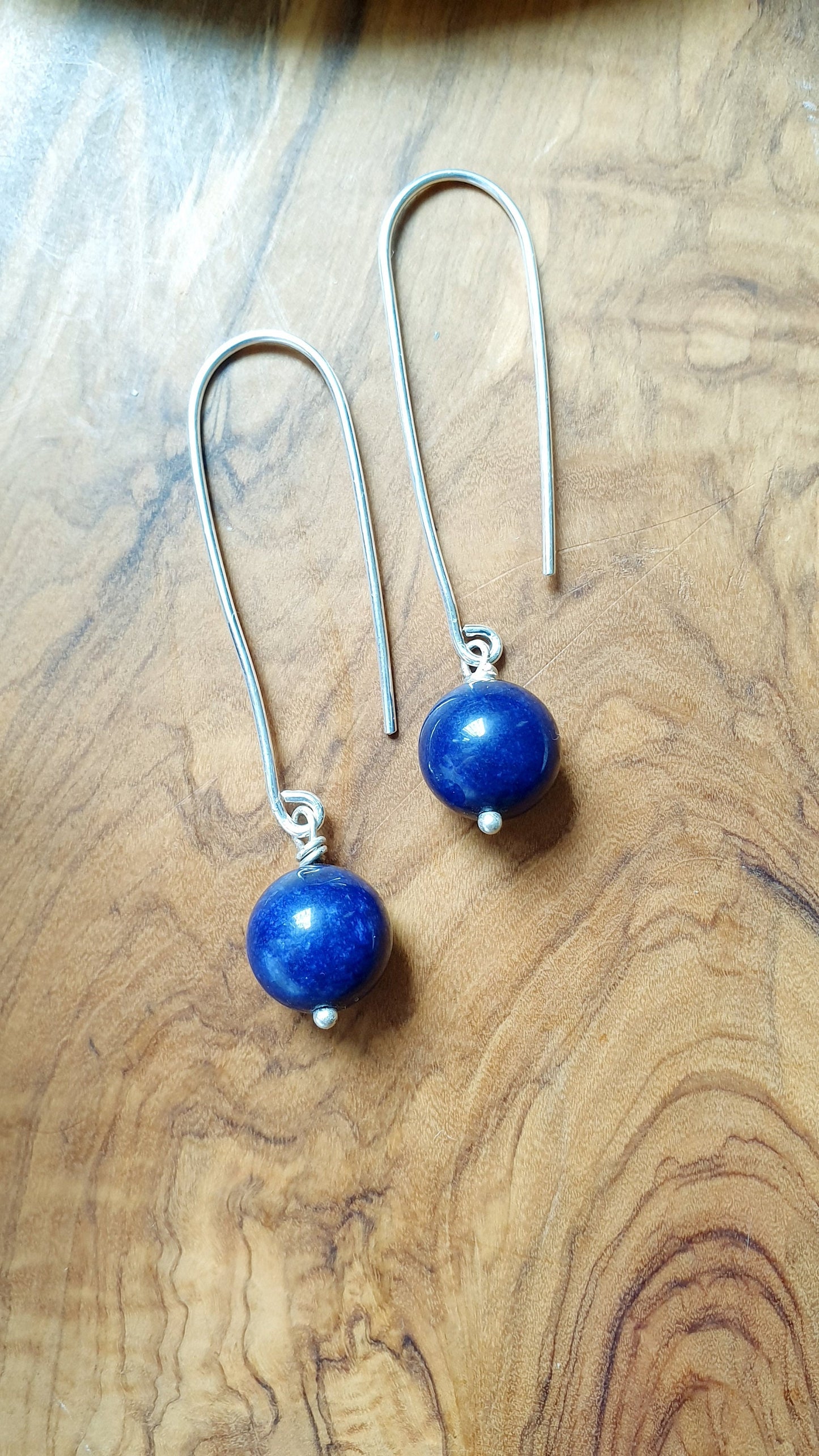 Orecchini placcati argento con perle di agata blu.