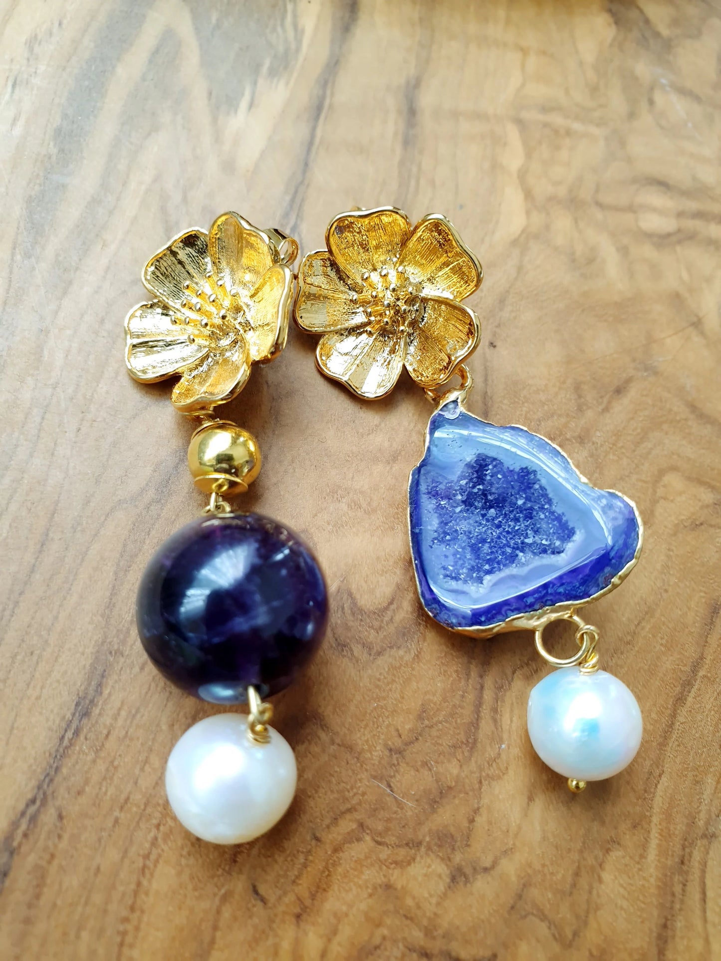 Orecchini in bronzo con pietre dure e perle.