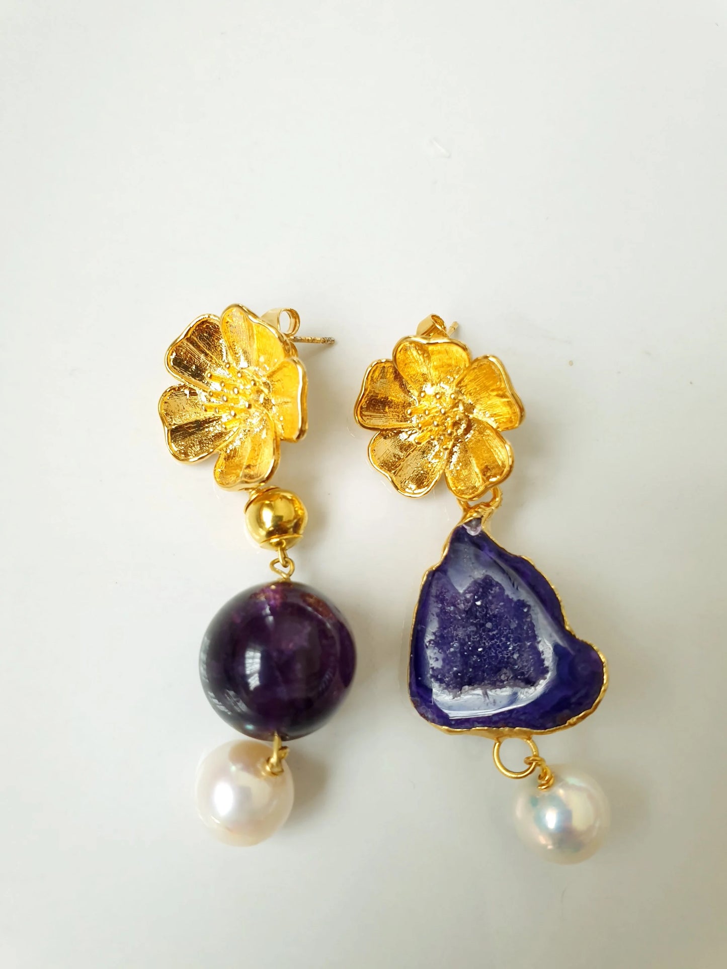Orecchini in bronzo con pietre dure e perle.