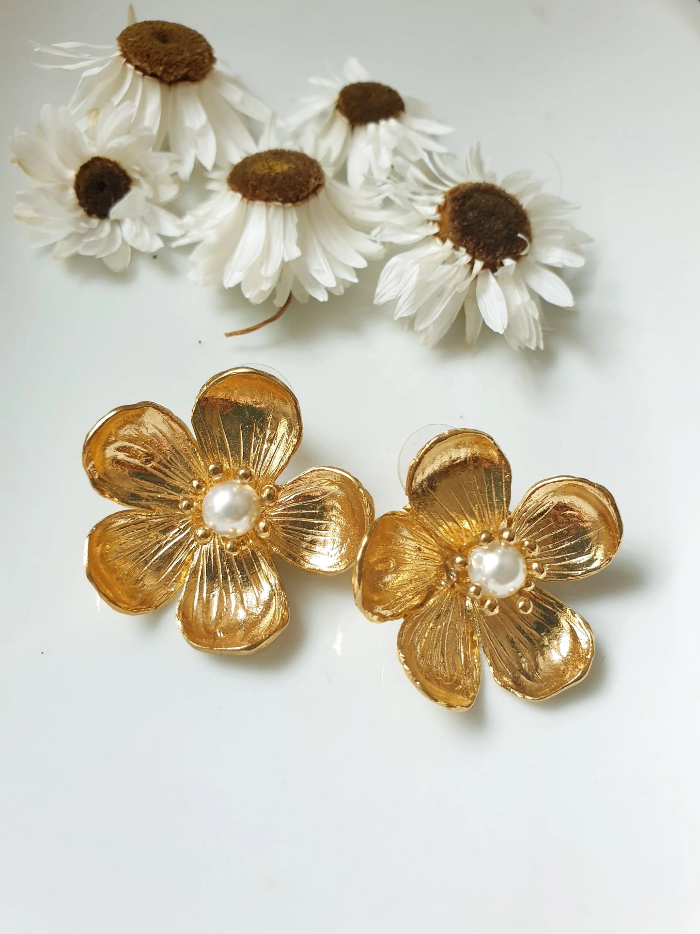 Orecchini "fiore" in bronzo con perla di fiume.