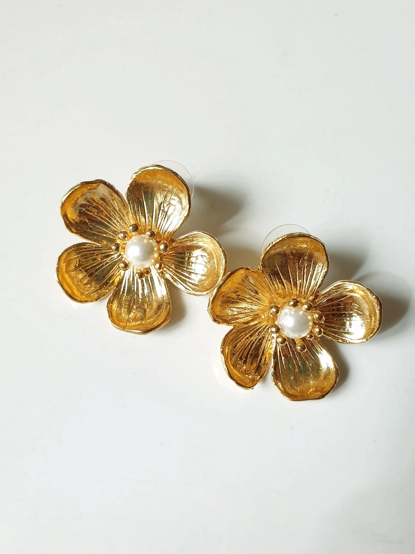 Orecchini "fiore" in bronzo con perla di fiume.