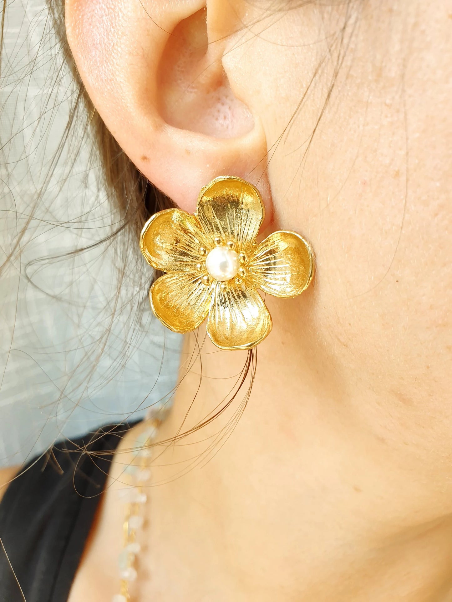 Orecchini "fiore" in bronzo con perla di fiume.