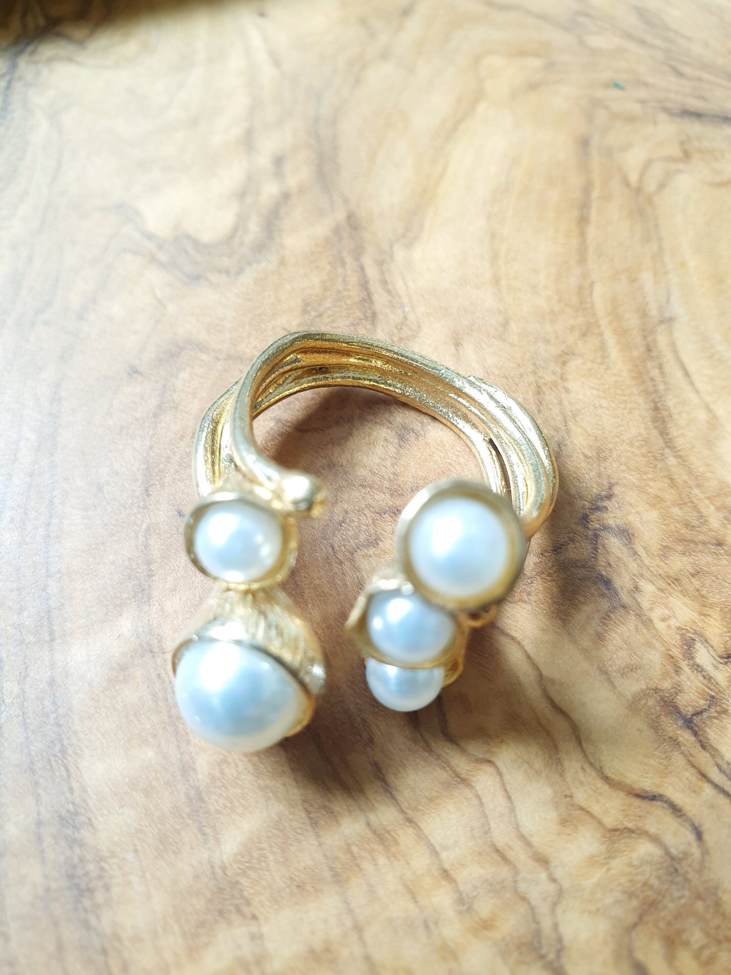 Anello in ottone con perle.