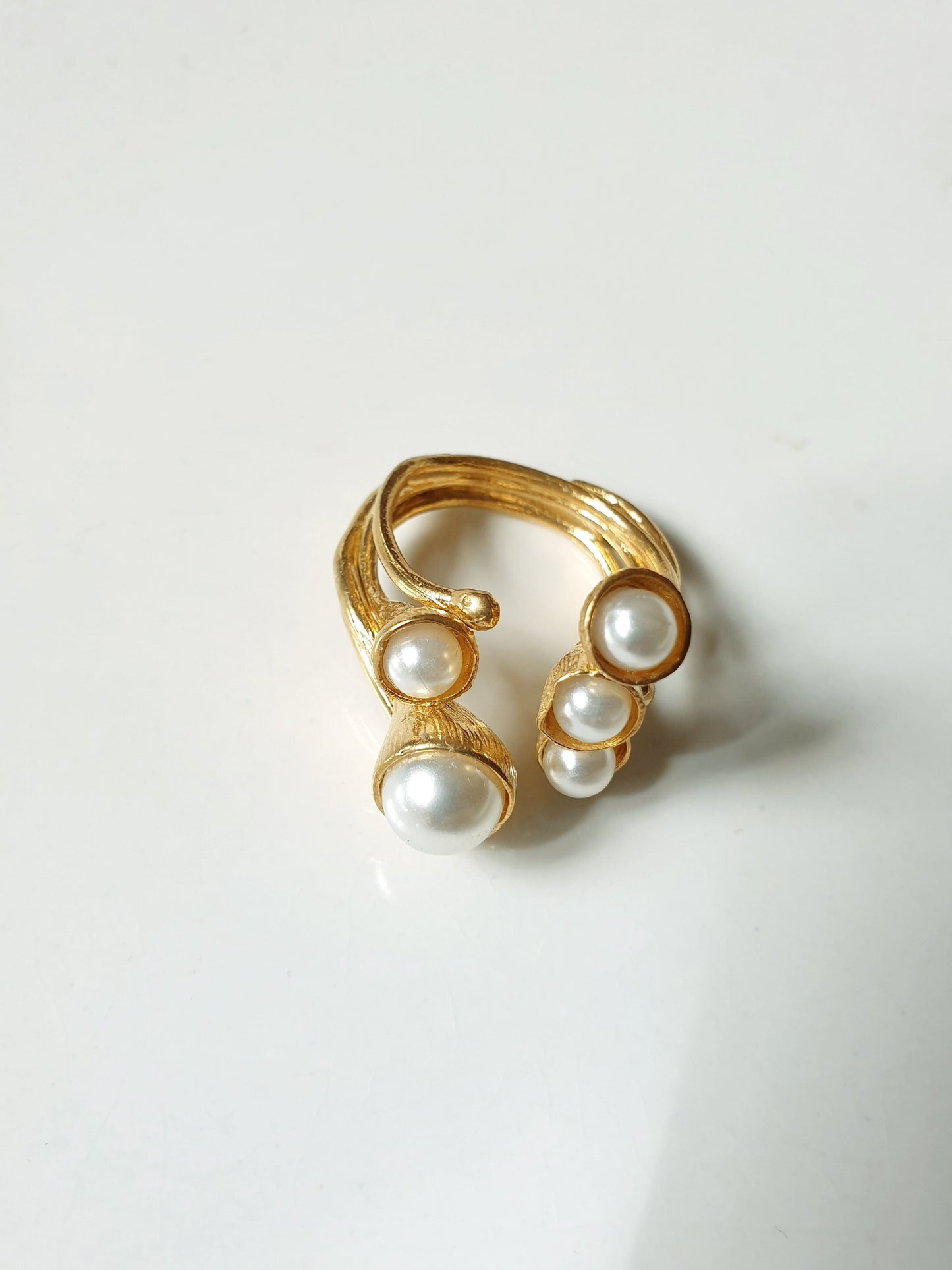 Anello in ottone con perle.