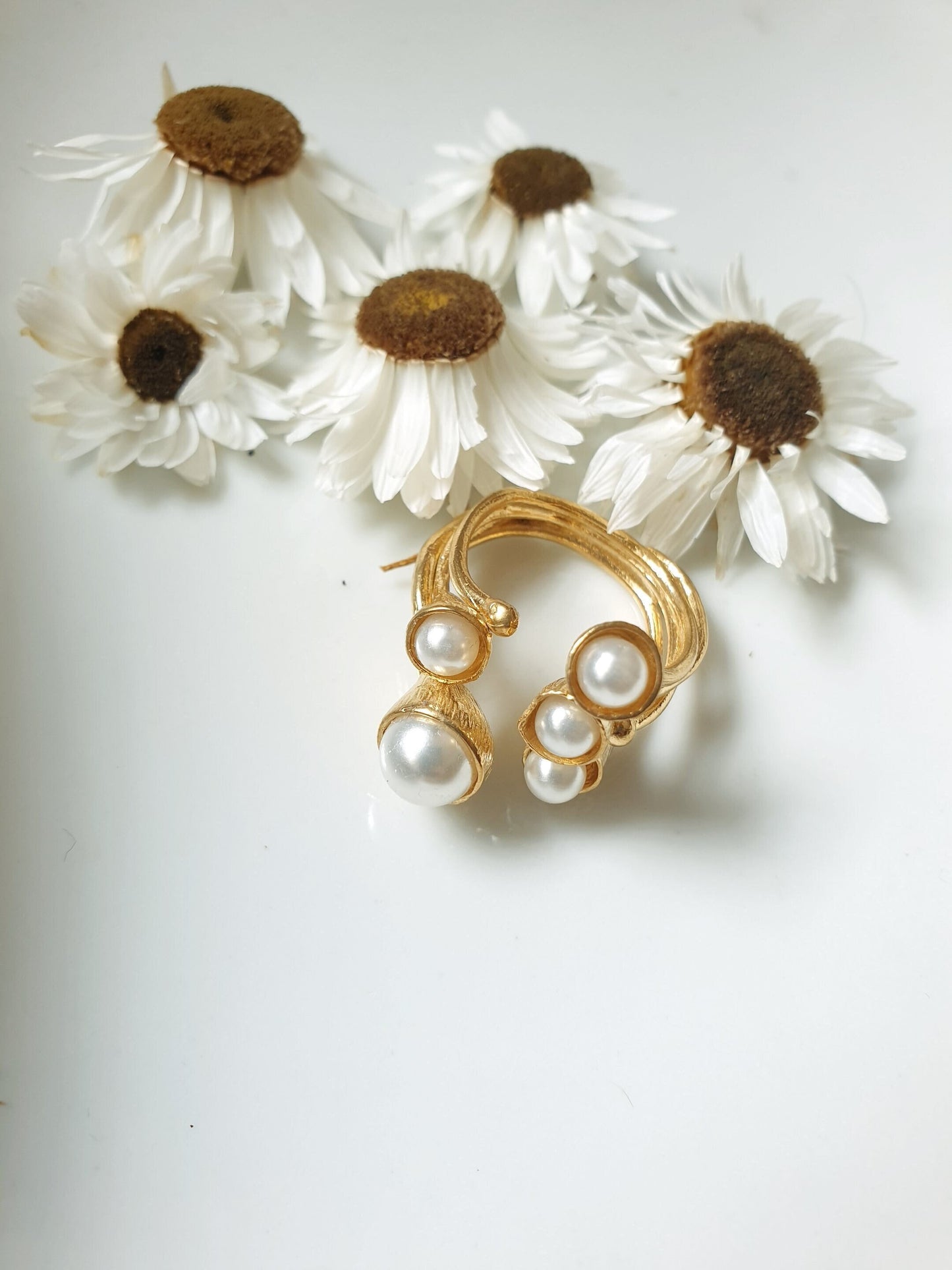Anello in ottone con perle.