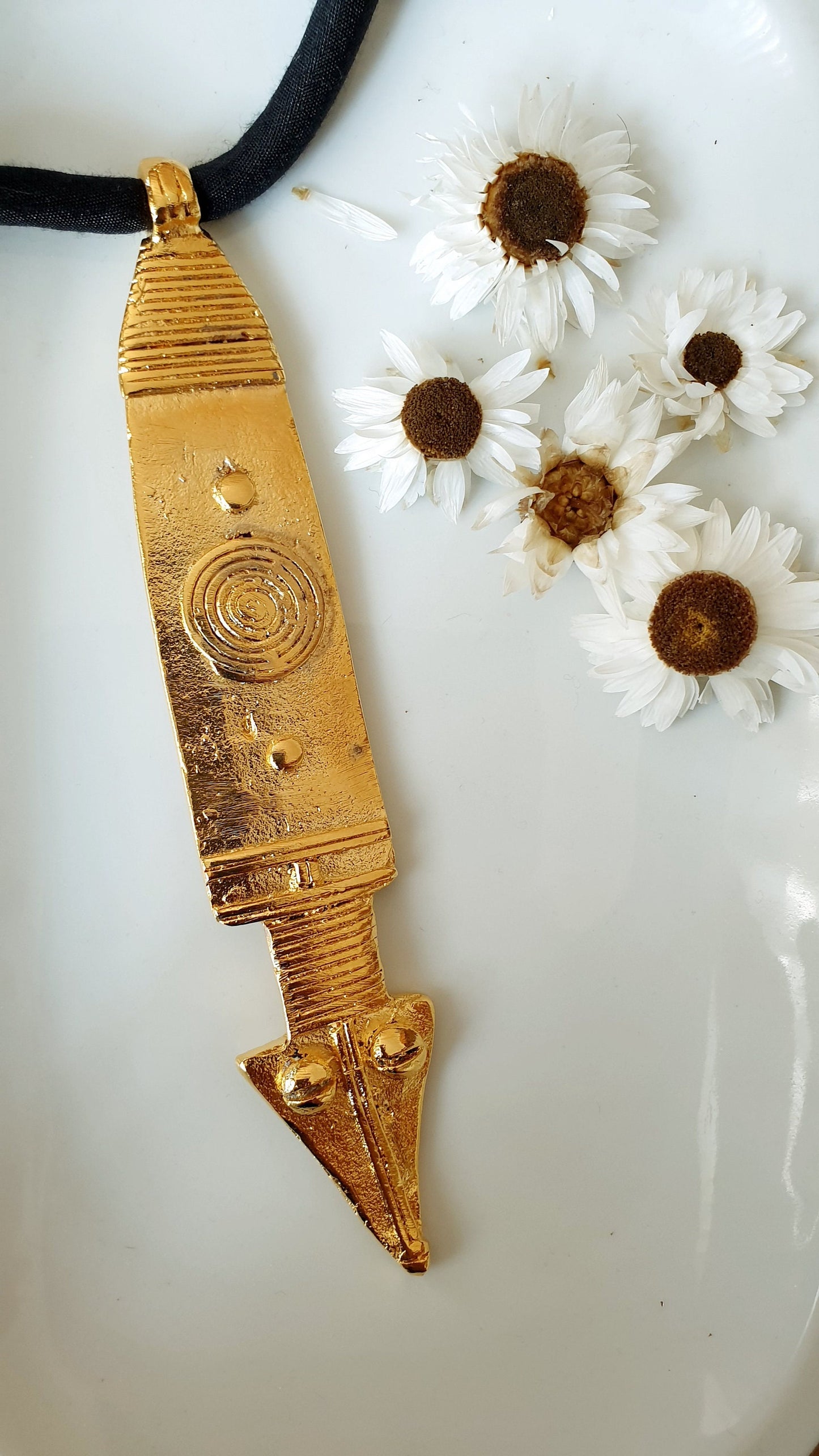 Seidenhalsband mit bronzefarbenem afrikanischen Anhänger.